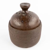 Rogier VANDEWEGHE (1923-2020) 'Vase with a lid' glazed ceramics for Amphora. (H:18 x D:14,5 cm)