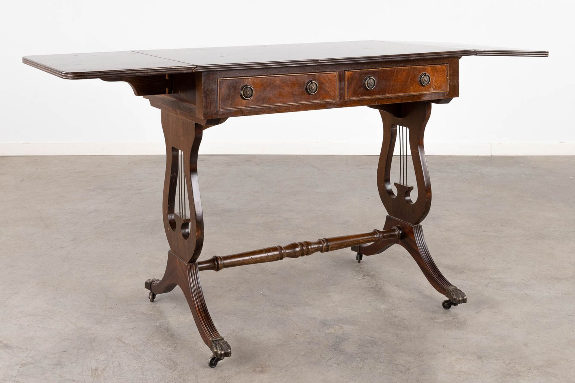 An English drop-leaf desk, decorated with a lire. 20th C. (D:51 x W:150 x H:75 cm) - Image 3 of 15