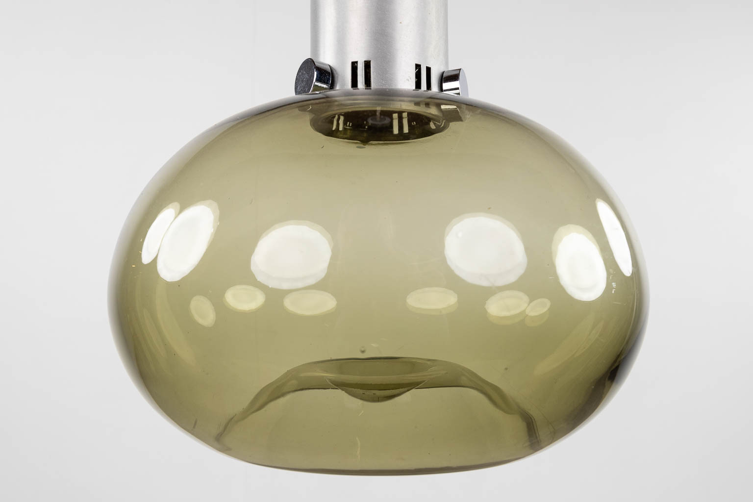 Raak, Amsterdam, a ceiling lamp with tinted glass shade, chromed metal. Circa 1960. (H:60 x D:29 cm) - Bild 6 aus 8