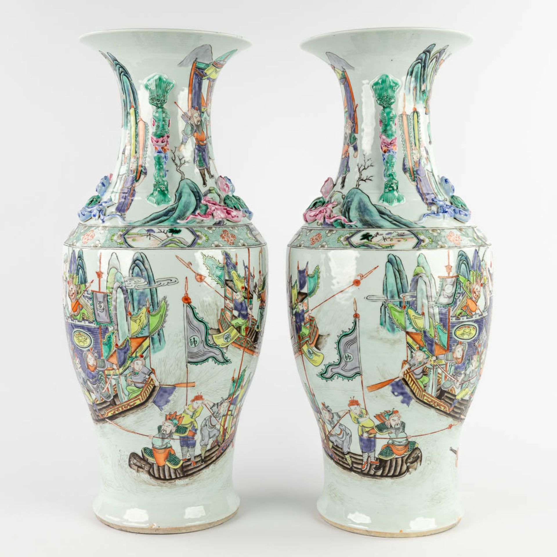 A pair of Chinese Famille Rose vases decorated with warriors in ships. 19th/20th C. (H:62 x D:26 cm) - Image 4 of 17