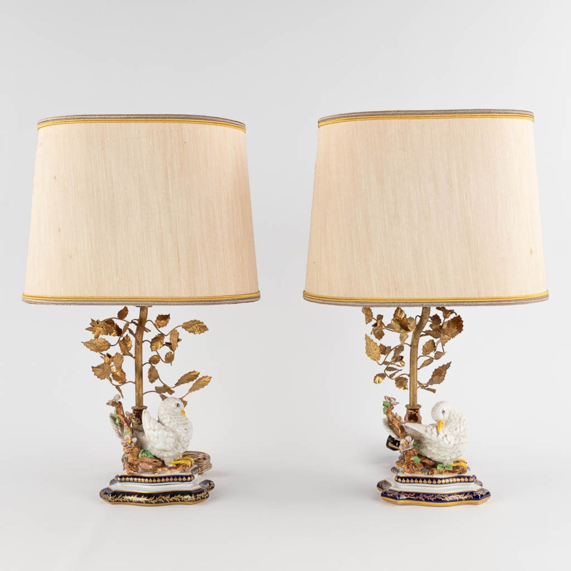 A pair of porcelain and metal table lamps decorated with birds, Sèvres marks. 20th C. (D:12 x W:15 x