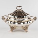 A large tureen with papal engravings, England, Silver-plated metal. 4,971kg. (D:41 x W:28 x H:29 cm)