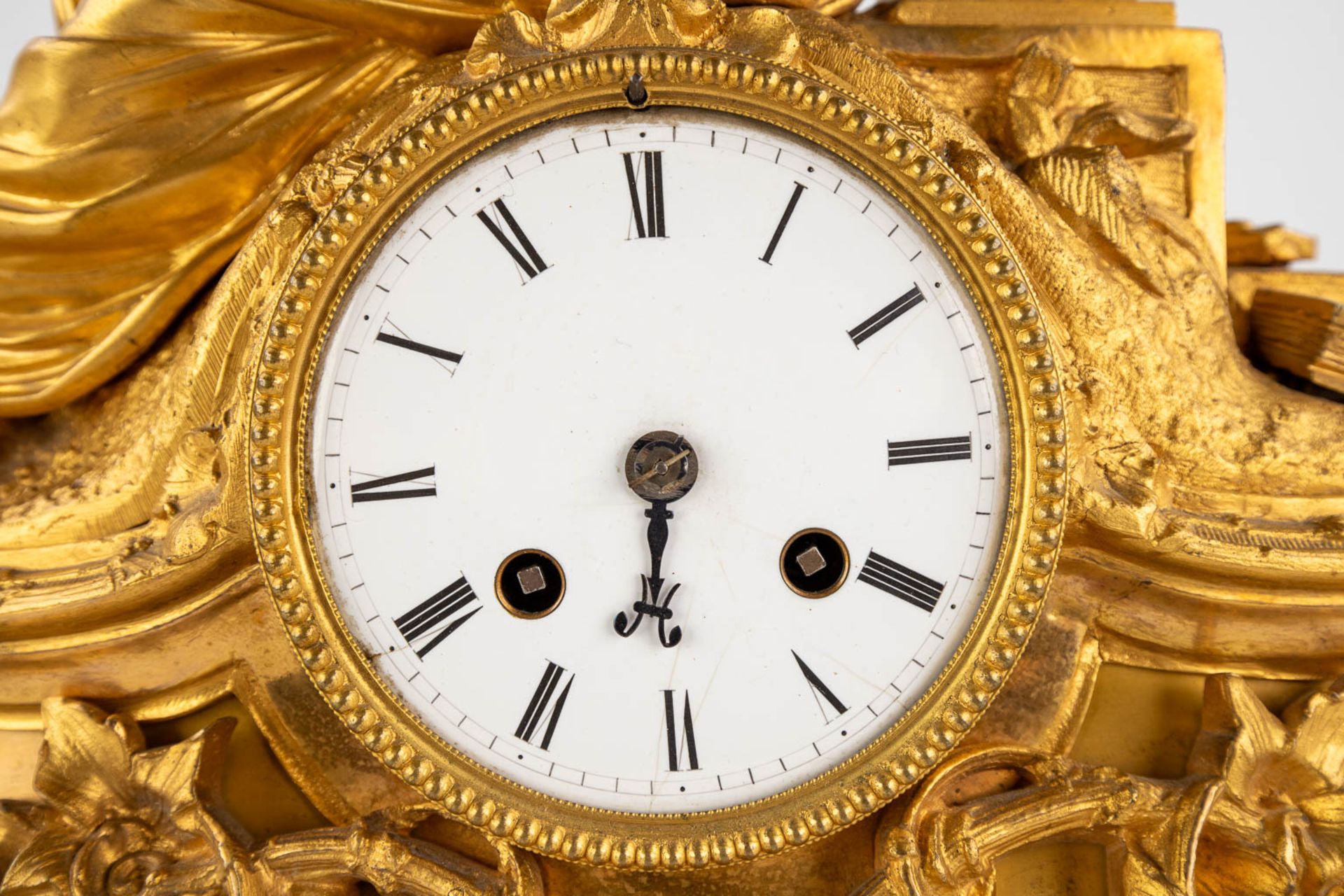 A mantle clock 'Lois De Solon', gilt bronze. France, 19th C. (D:14 x W:38 x H:52 cm) - Image 8 of 13