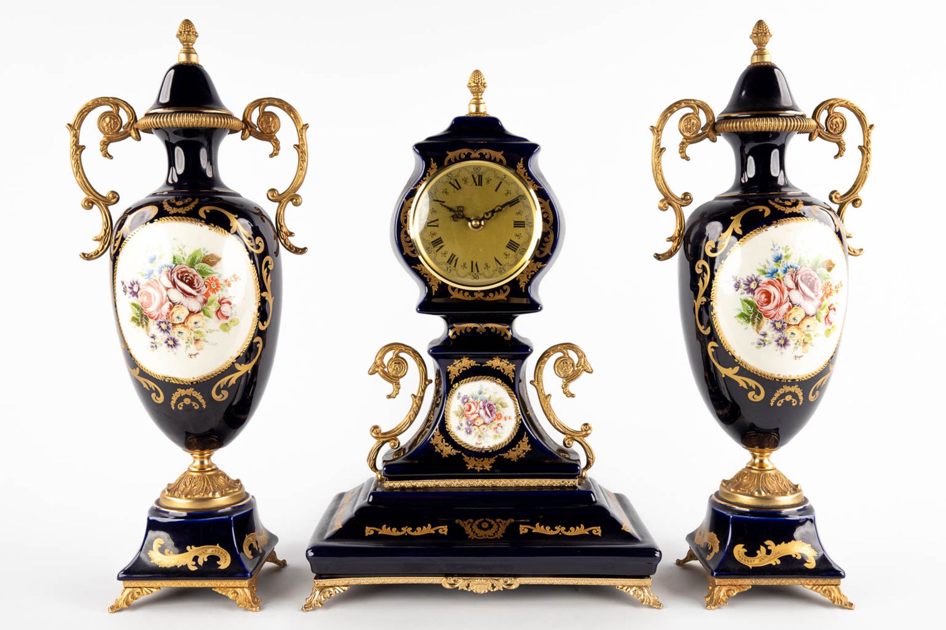 A three-piece mantle garniture clock with side pieces, cobalt blue porcelain mounted with bronze. Sè - Bild 3 aus 13