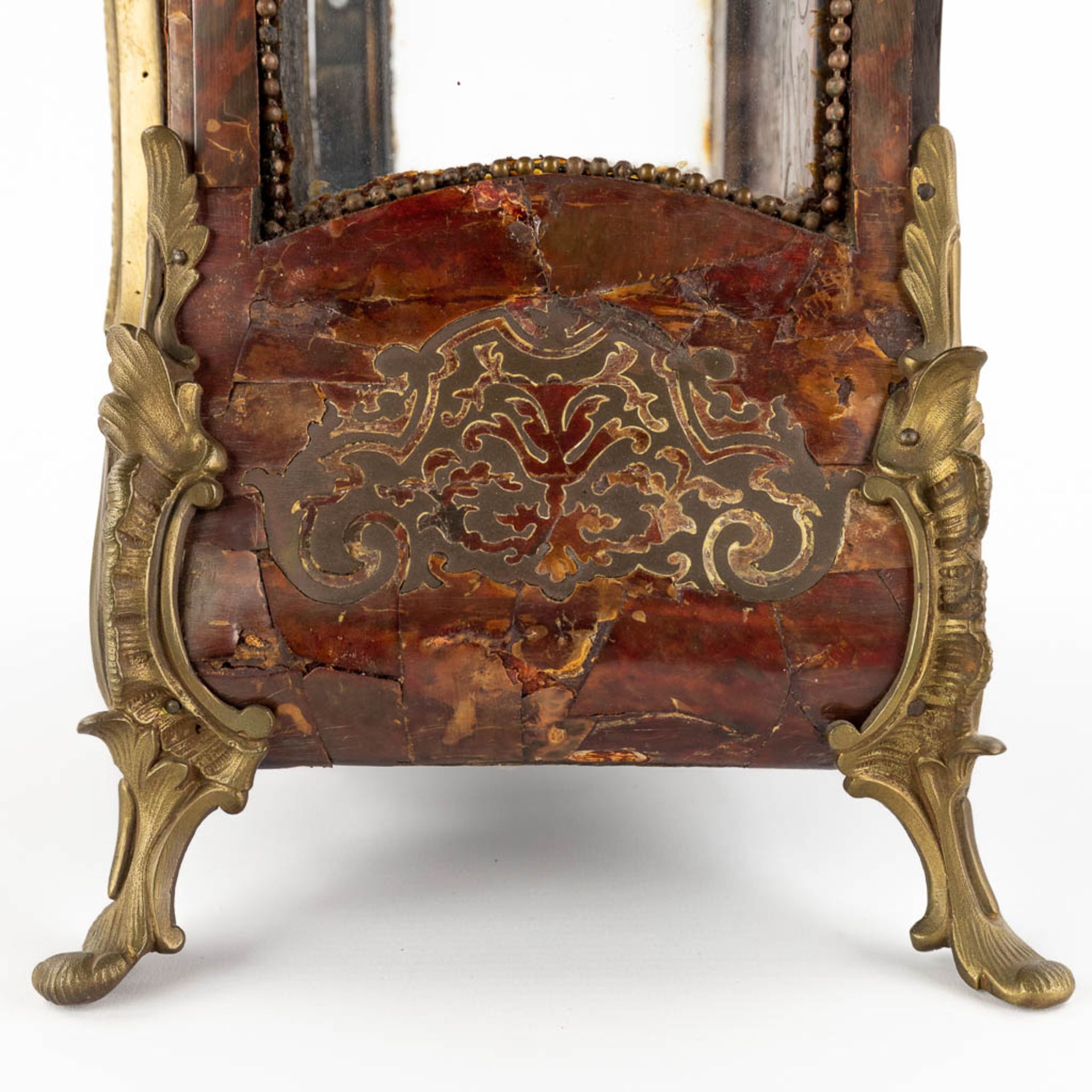An antique mantle clock, tortoiseshell and copper inlay, early 20th C. (D:18 x W:38 x H:65 cm) - Bild 10 aus 15