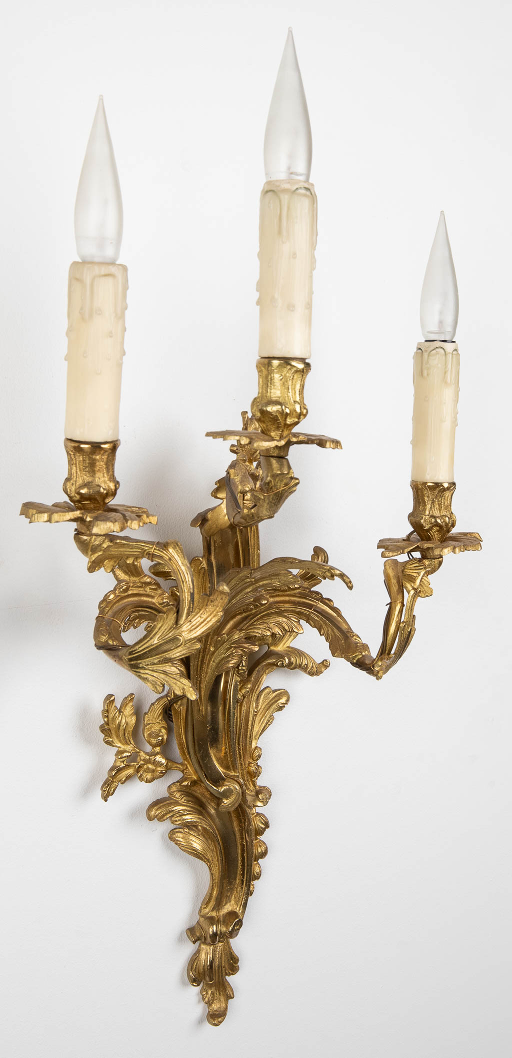 A pair of wall lamps, gilt bronze in Louis XV style. 20th C. (W:35 x H:60 cm) - Bild 4 aus 10