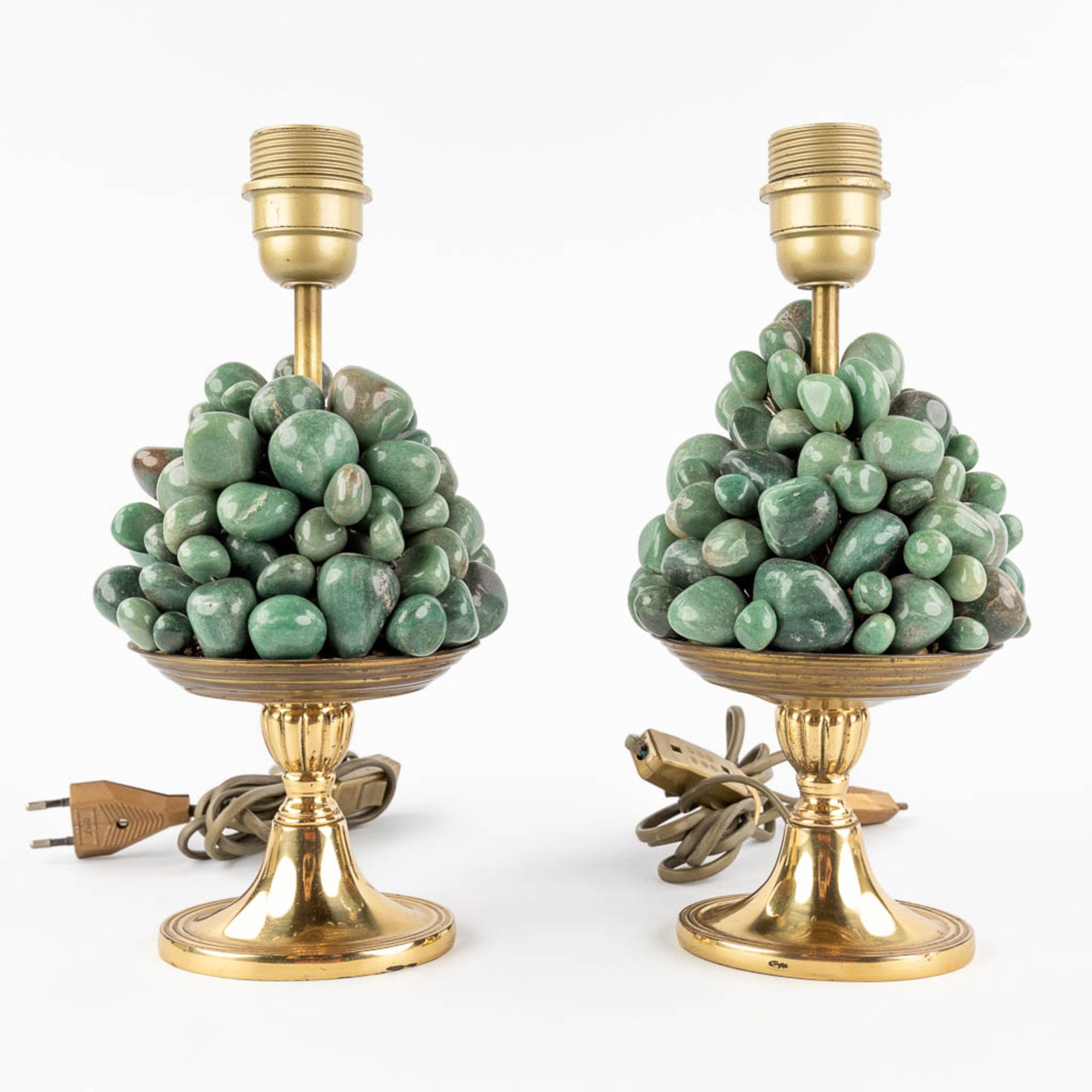 A pair of decorative table lamps, mounted with green stones on brass. 20th C. (H:40 x D:14 cm) - Bild 7 aus 9