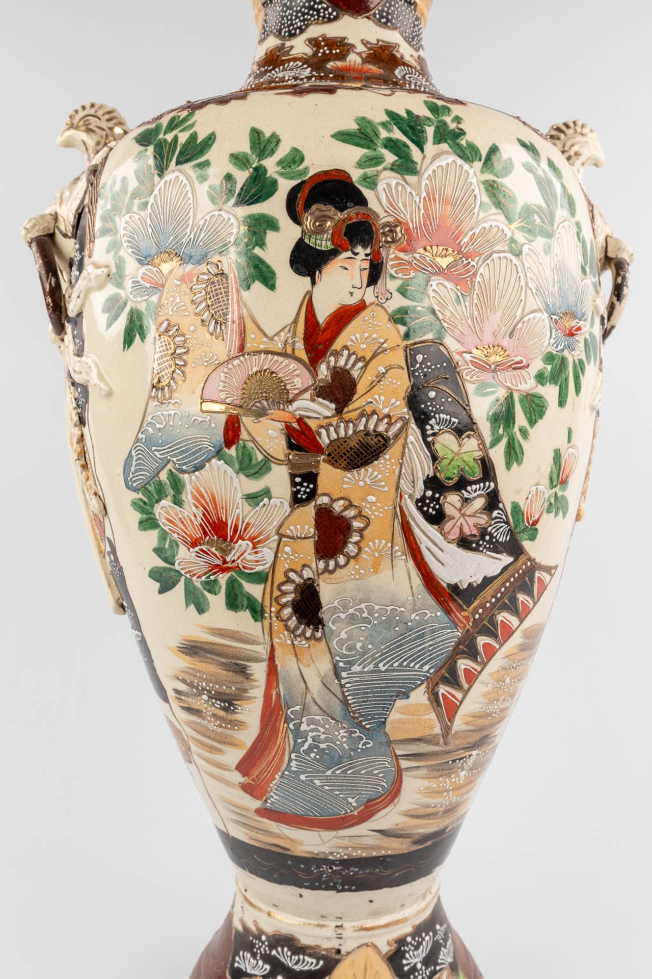 A large and decorative Japanese Satsuma vase. 20th C. (H:80 x D:32 cm) - Image 9 of 16