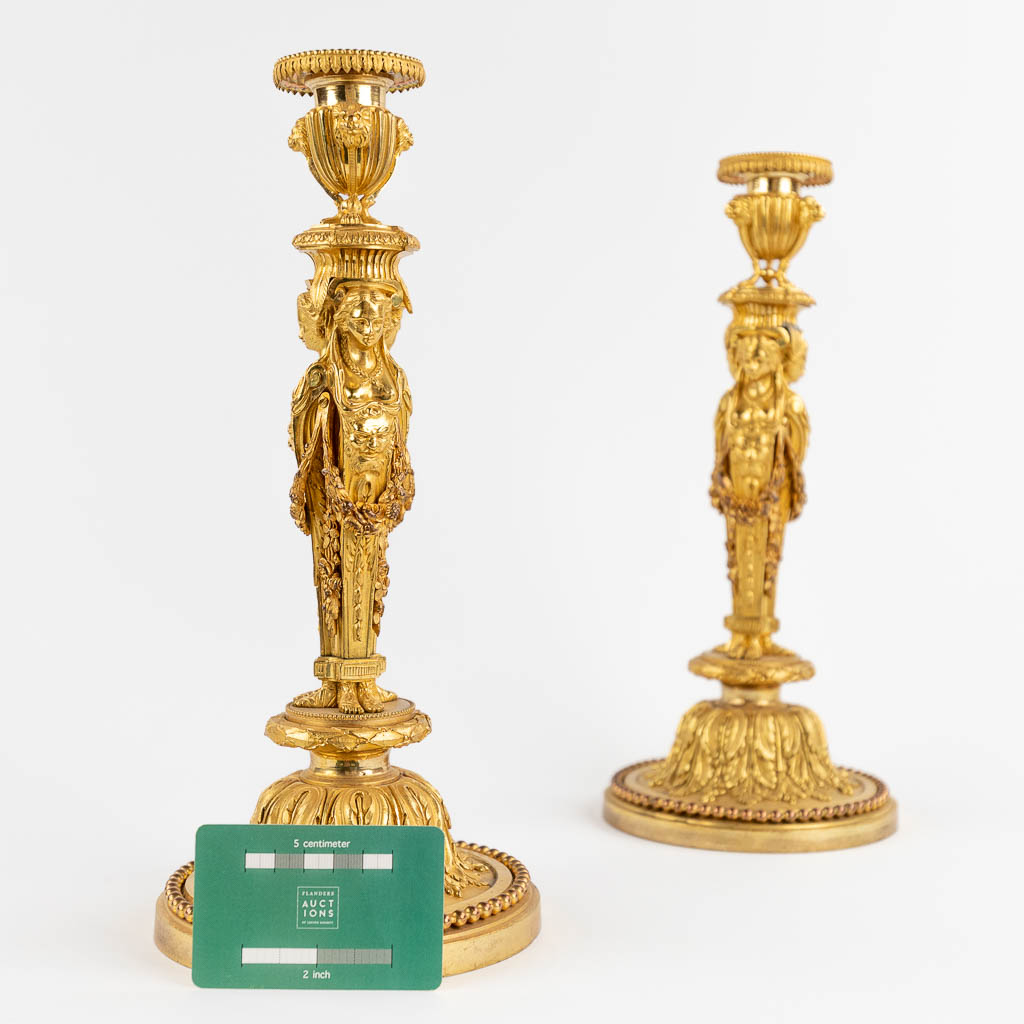 A pair of candlesticks/candleholders with Caryatids, gilt bronze in Louis XVI style. (H:33 x D:15 cm - Bild 2 aus 13