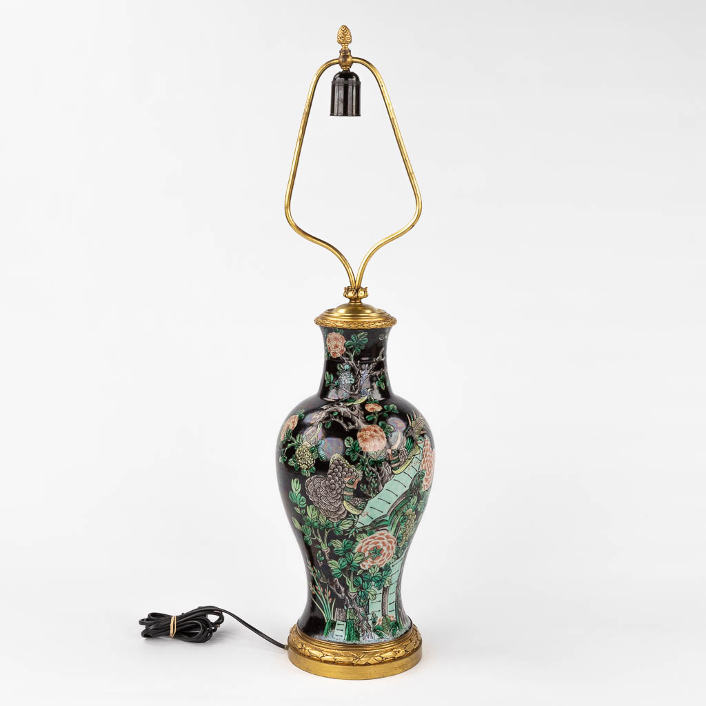 A table lamp with Famille Noir Chinese vase. (H:84 x D:22 cm) - Bild 3 aus 12