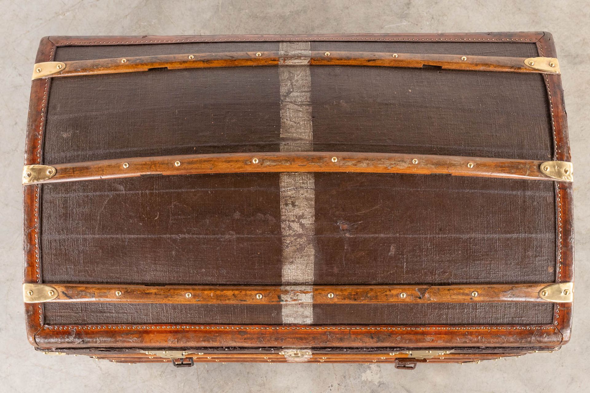 Moynat, an antique travellers trunk or suitcase. (D:58 x W:92 x H:72 cm) - Image 16 of 20