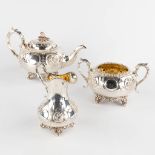 A teapot, sugar pot and mik jug, silver-plated metal. (D:29 x W:16 x H:17 cm)