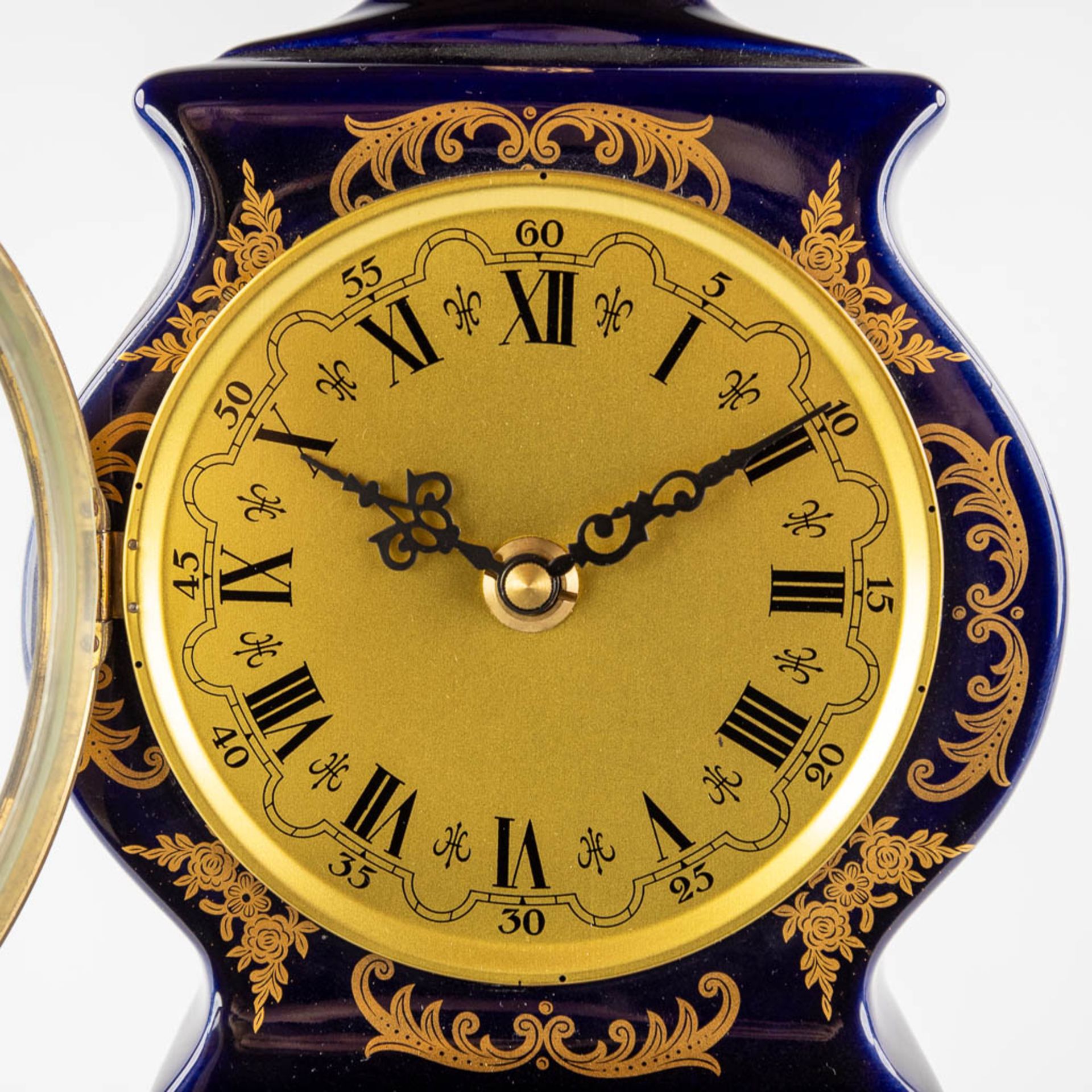 A three-piece mantle garniture clock with side pieces, cobalt blue porcelain mounted with bronze. Sè - Bild 13 aus 13