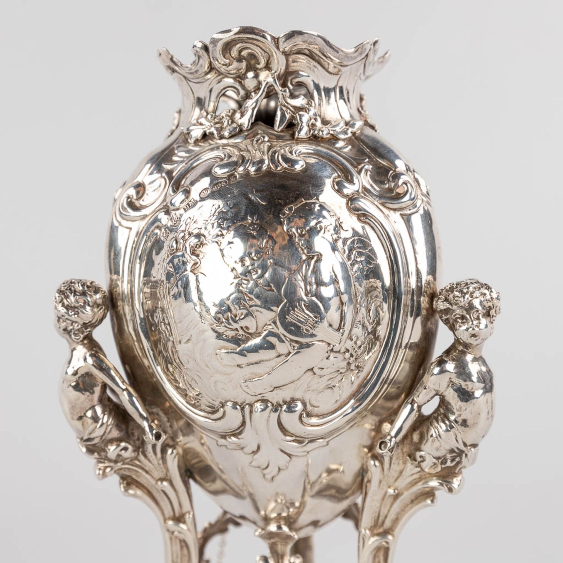 A fine vase, silver in Louis XV style, mounted with 3 putto. 427g. 1906. (D:11 x W:11 x H:20 cm) - Image 9 of 12