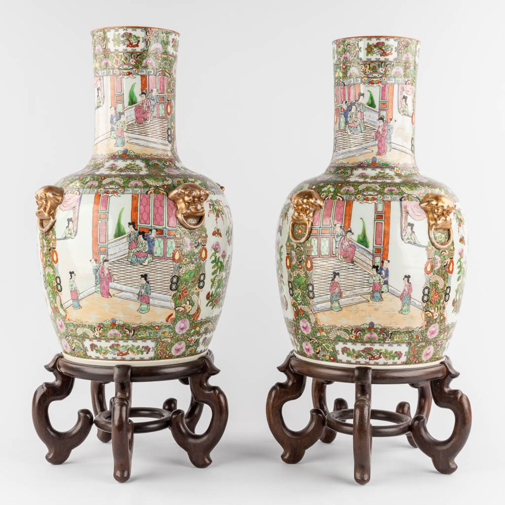 Two large Chinese Canton vases on a pedestal, 20th C. (H:50 x D:32 cm) - Image 5 of 15