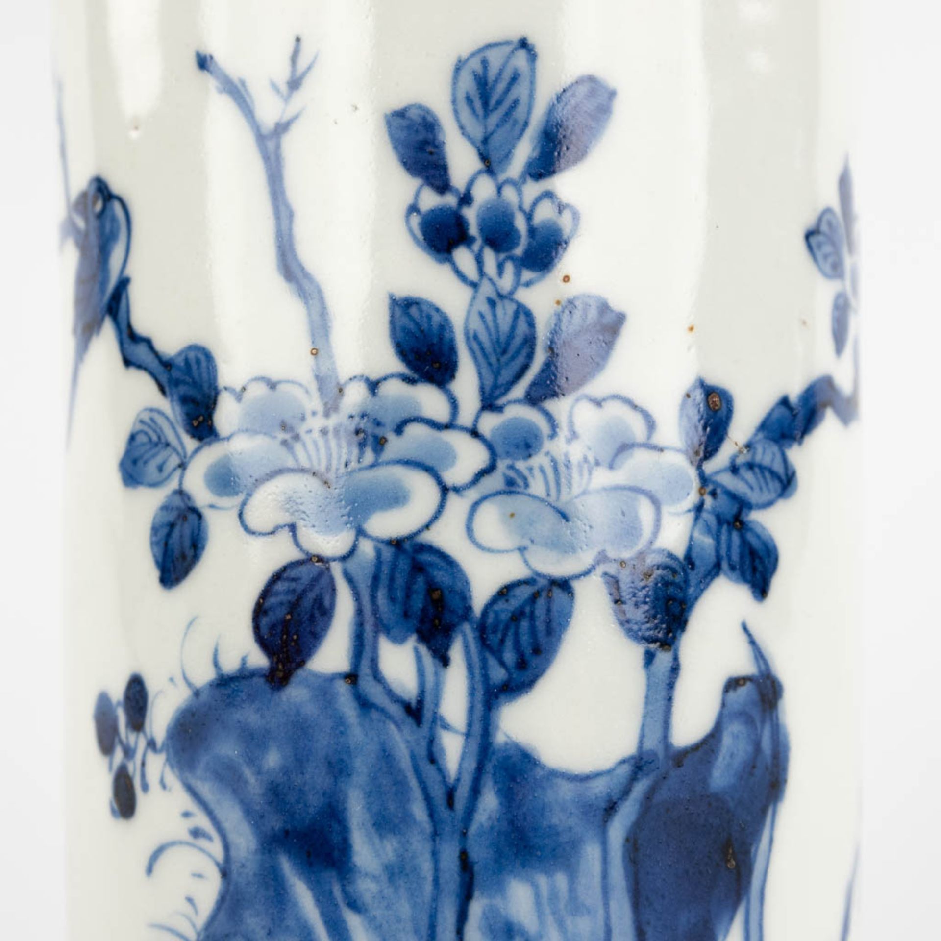 A Chinese long brushpot with blue-white decor of fauna and flora. 19th C. (H:17,5 x D:9,5 cm) - Image 11 of 11