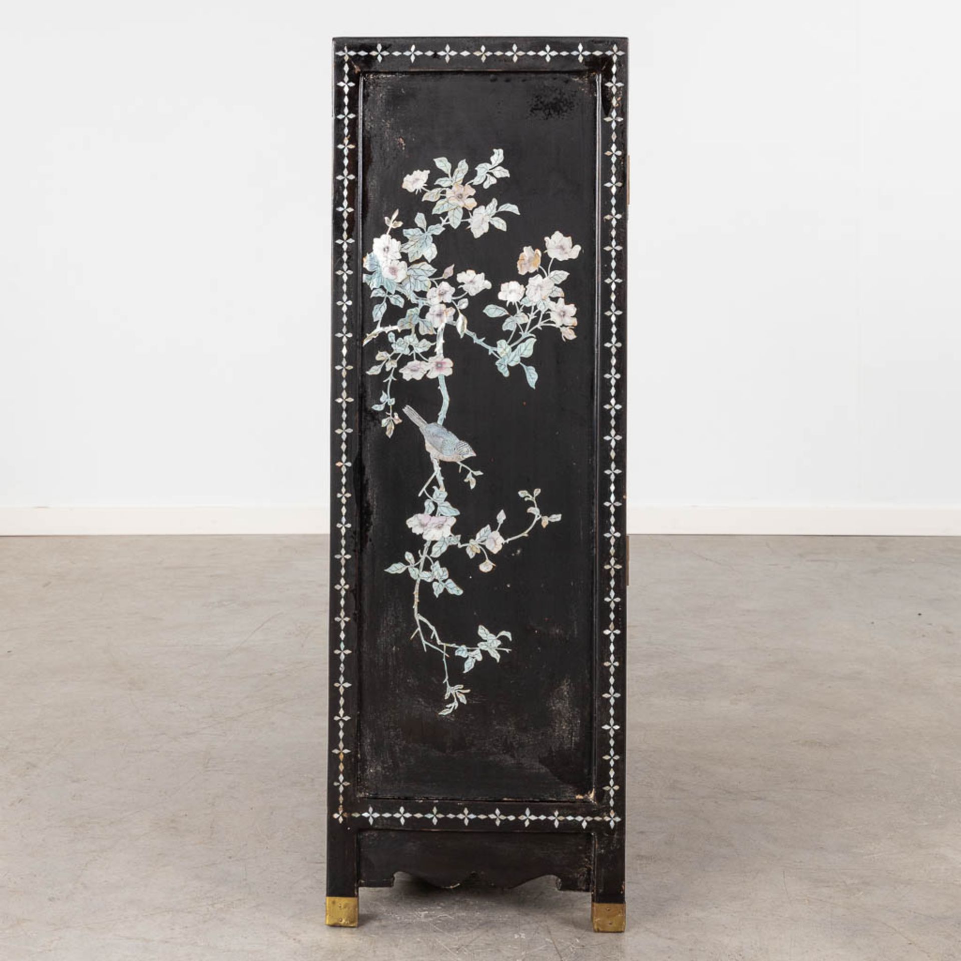 A Chinoiserie cabinet, mother of pearl inlay in ebonised wood. 20th C. (D:31 x W:61 x H:92 cm) - Bild 6 aus 14