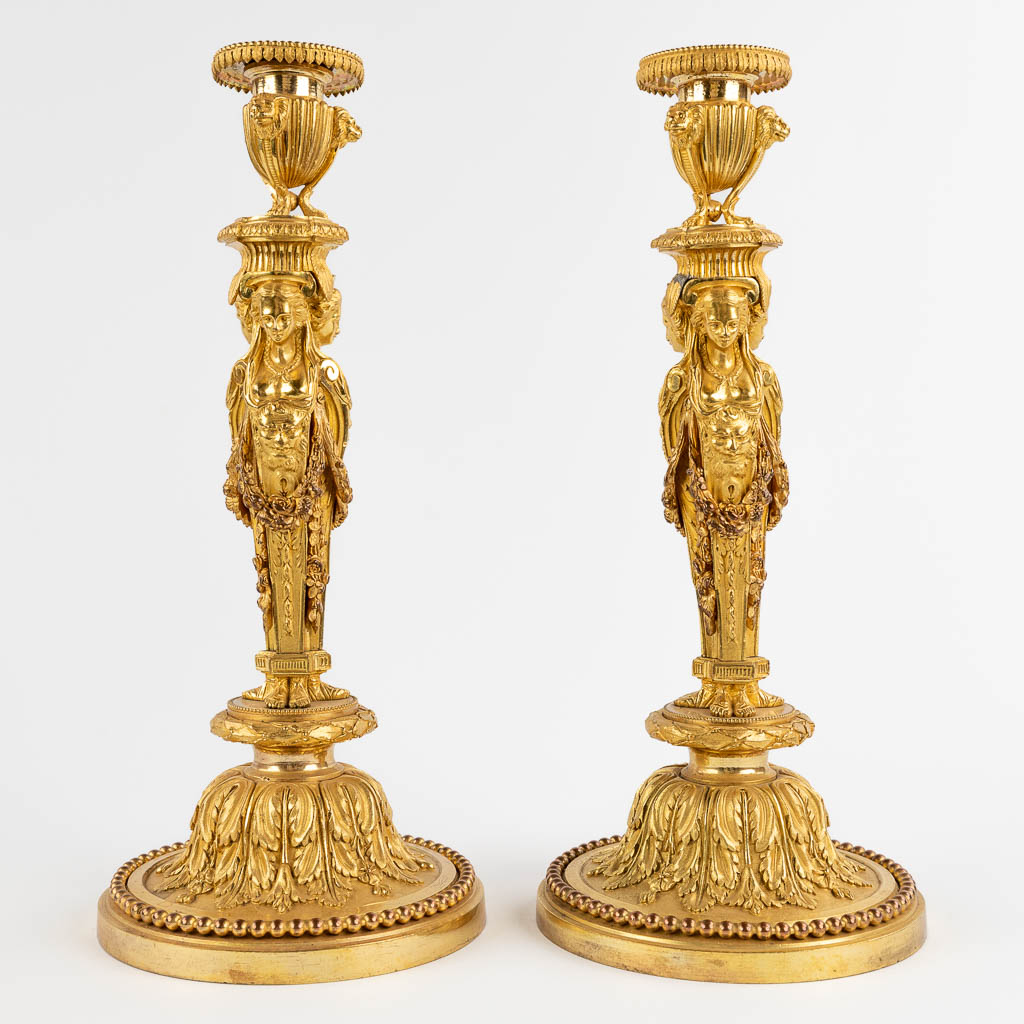 A pair of candlesticks/candleholders with Caryatids, gilt bronze in Louis XVI style. (H:33 x D:15 cm - Bild 6 aus 13