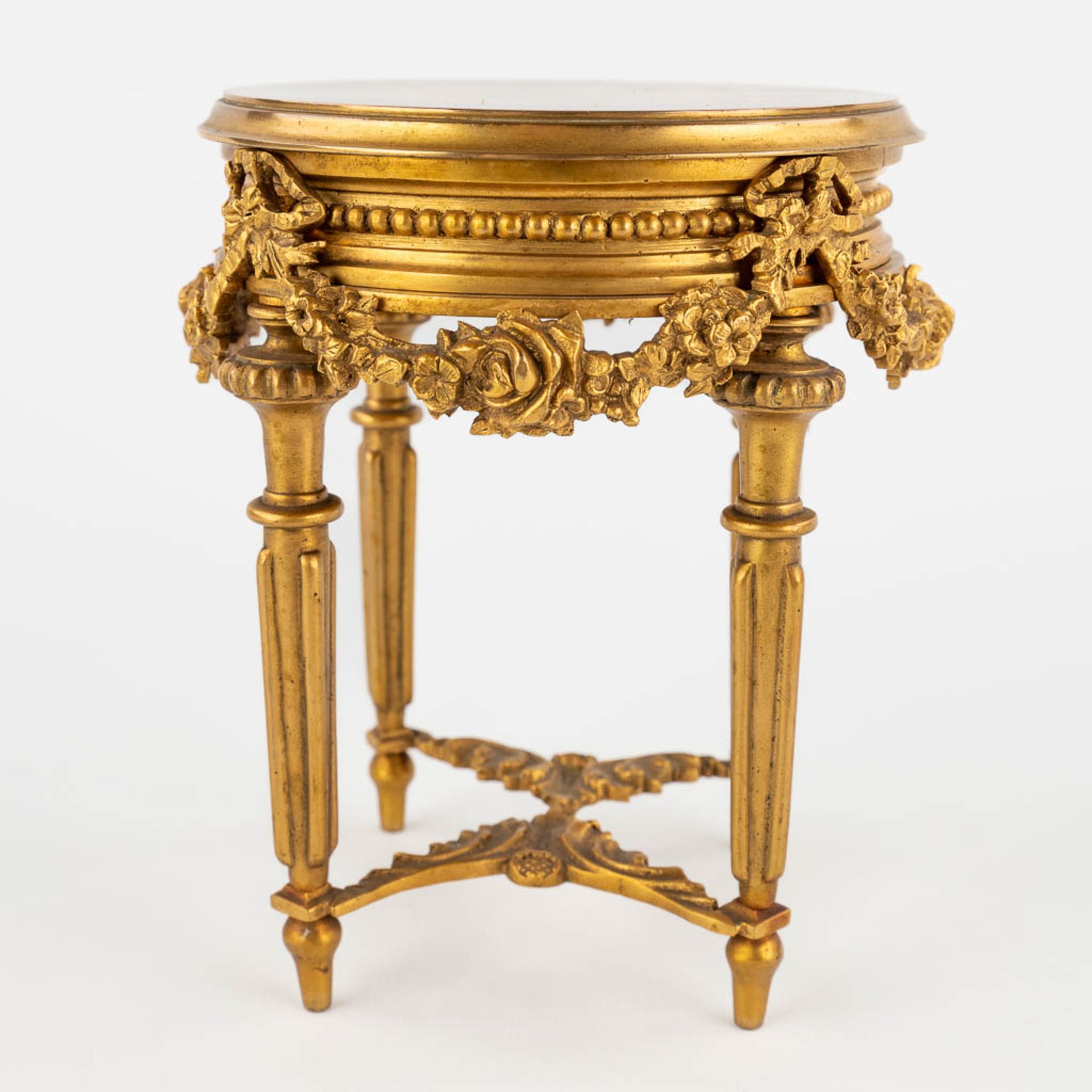 A miniature side table, gilt bronze, decorated with finely chiselled garlands, Louis XVI style. 19th - Bild 5 aus 13