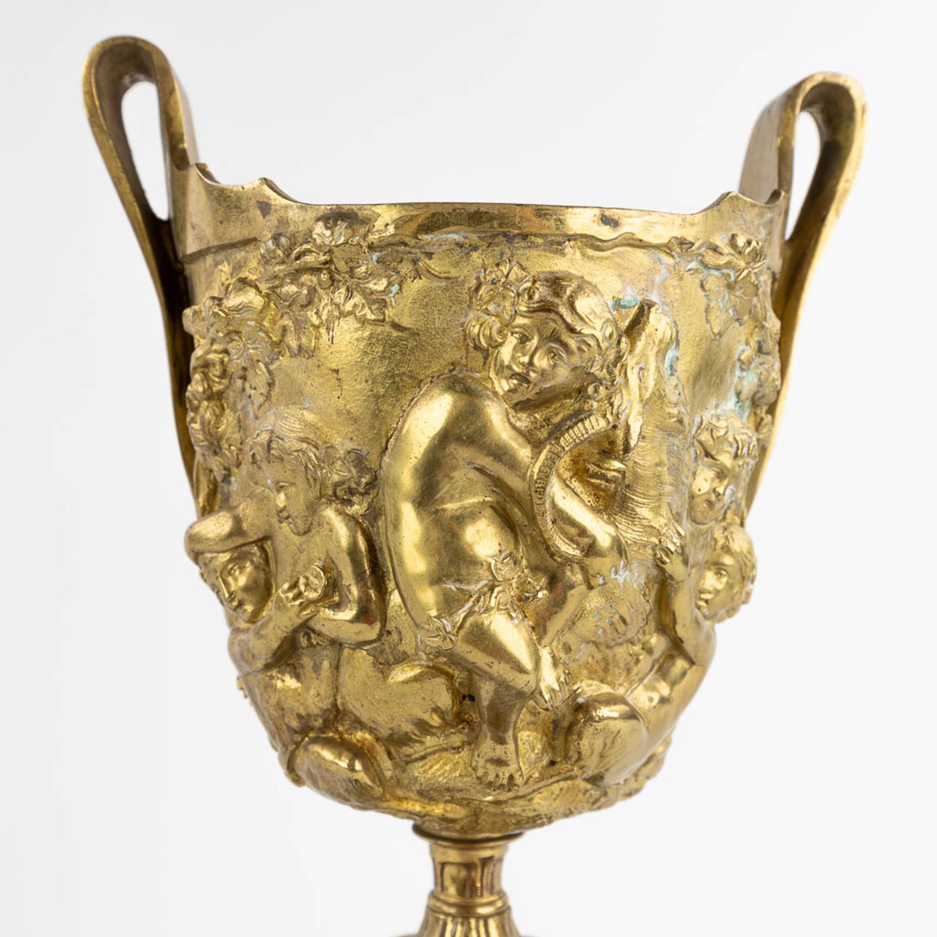 A pair of cassolettes, bronze on marble decorated with putti and Bacchus. Circa 1900. (D:16 x W:16 x - Image 11 of 13