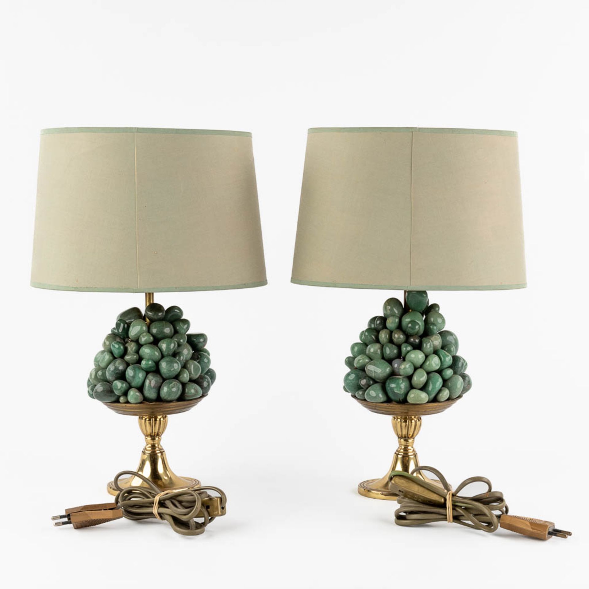 A pair of decorative table lamps, mounted with green stones on brass. 20th C. (H:40 x D:14 cm) - Bild 4 aus 9
