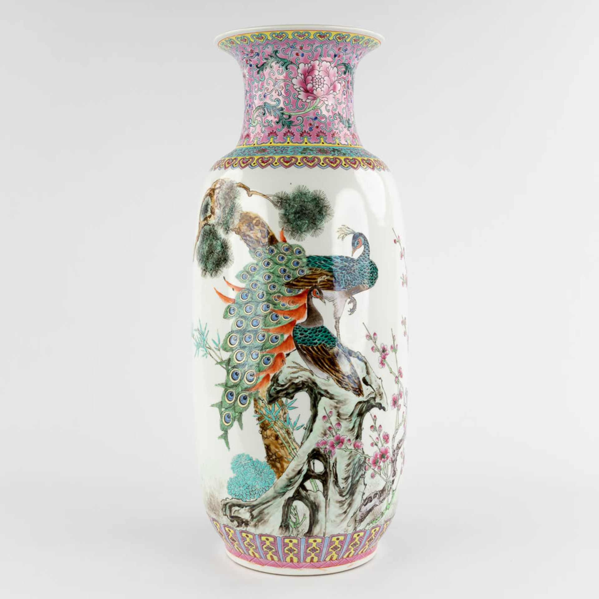 A Chinese vase decorated with peacocks, 20th C. (H:60 x D:24 cm)