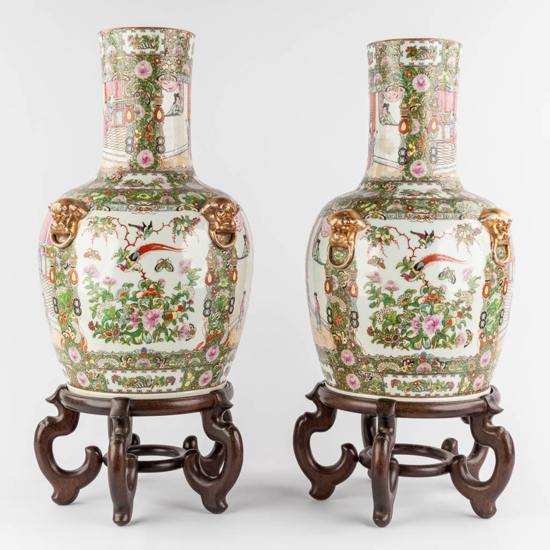 Two large Chinese Canton vases on a pedestal, 20th C. (H:50 x D:32 cm) - Image 4 of 15