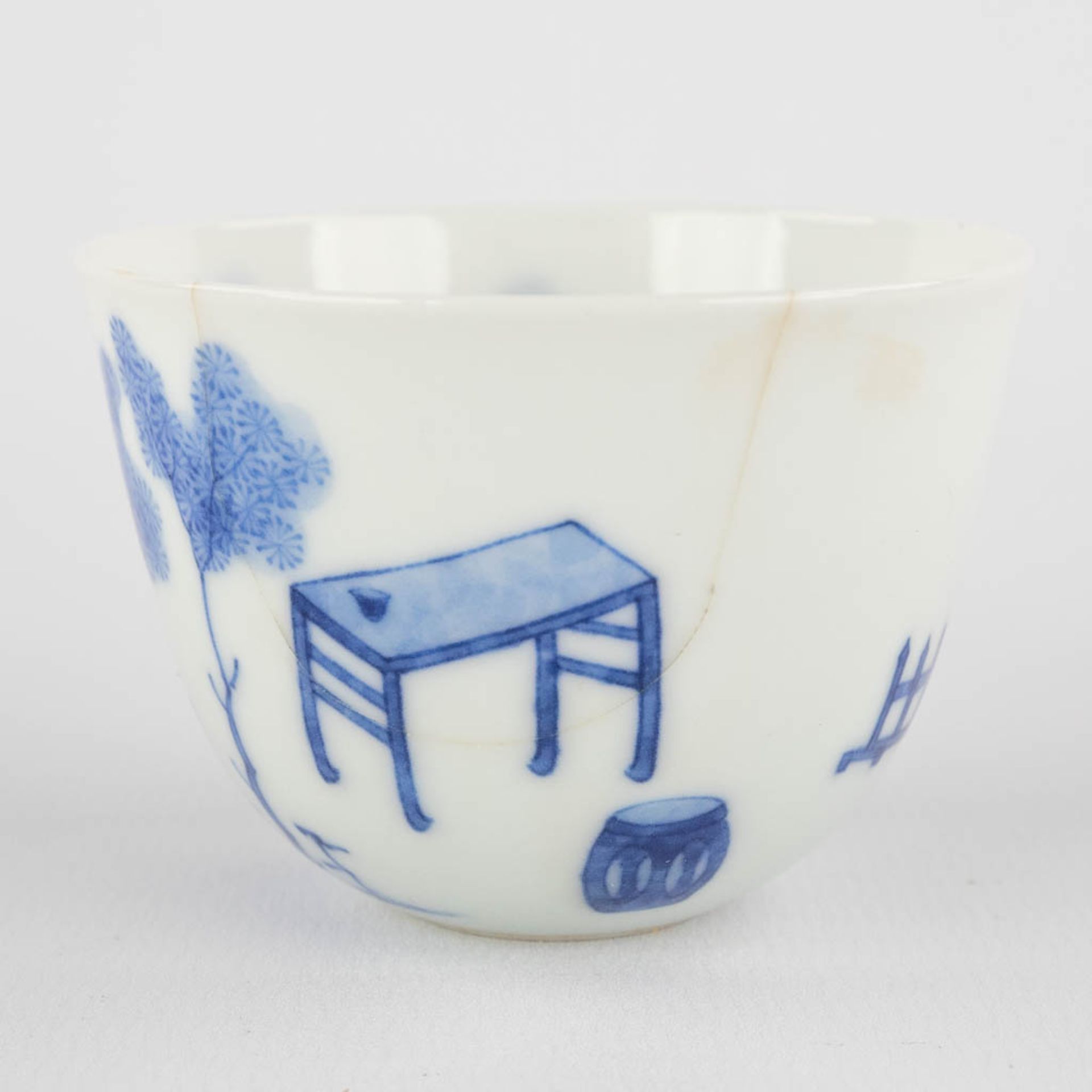 A small Chinese teacup with blue-white erotic scène, Chenghua mark, 19th/20th C. (H:4,5 x D:6,2 cm) - Image 5 of 11