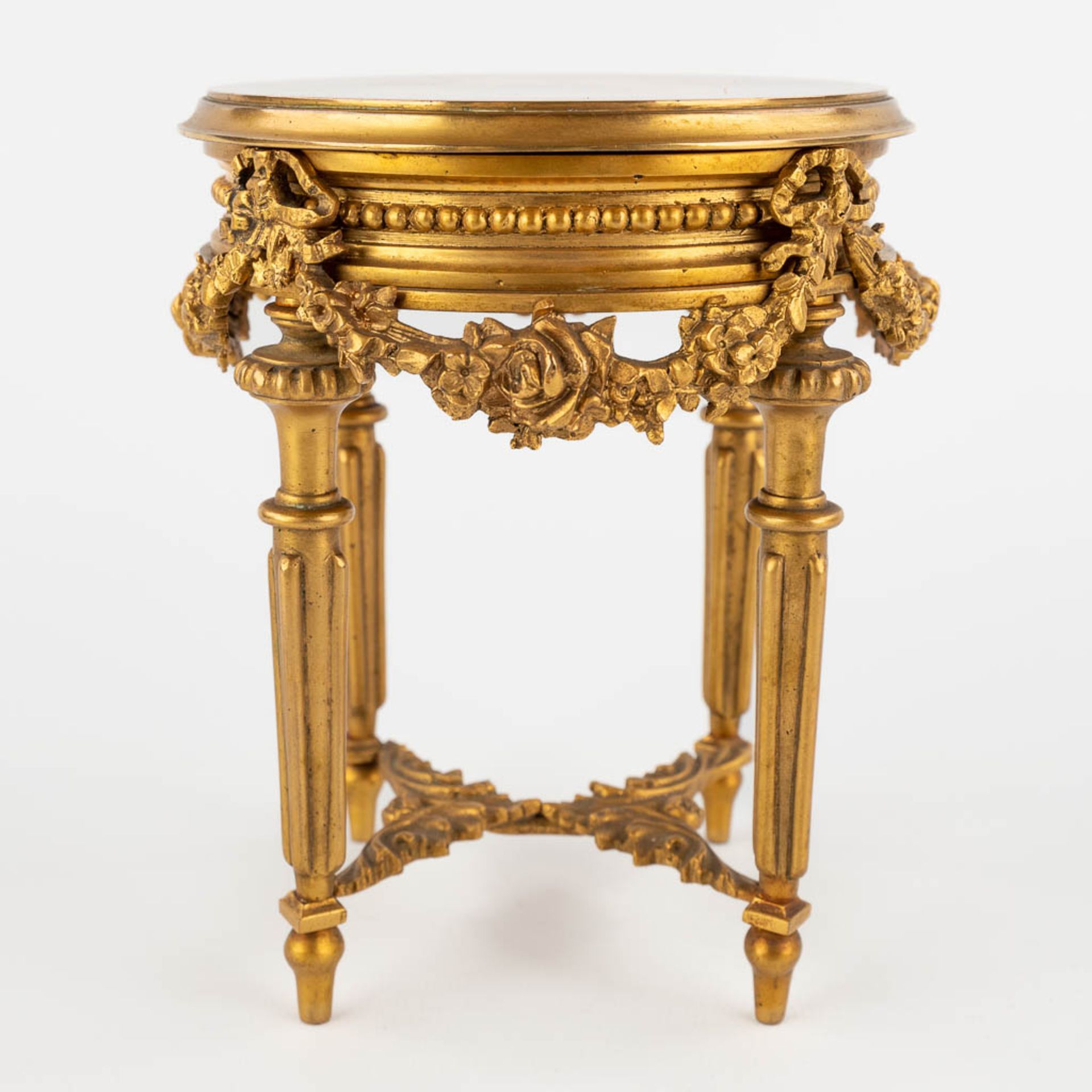 A miniature side table, gilt bronze, decorated with finely chiselled garlands, Louis XVI style. 19th - Bild 6 aus 13