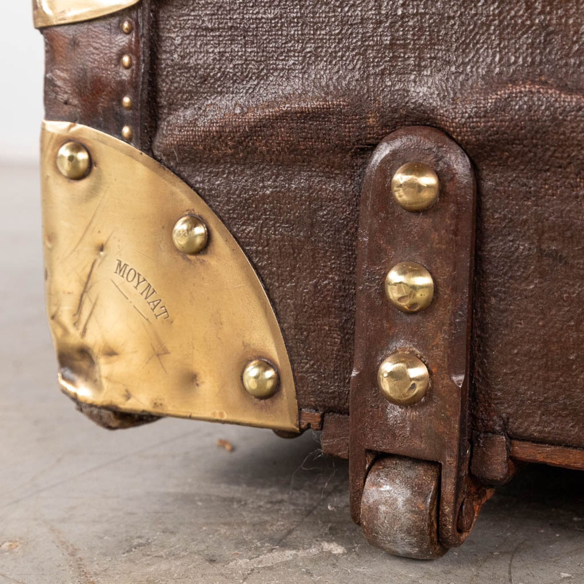 Moynat, an antique travellers trunk or suitcase. (D:58 x W:92 x H:72 cm) - Image 9 of 20