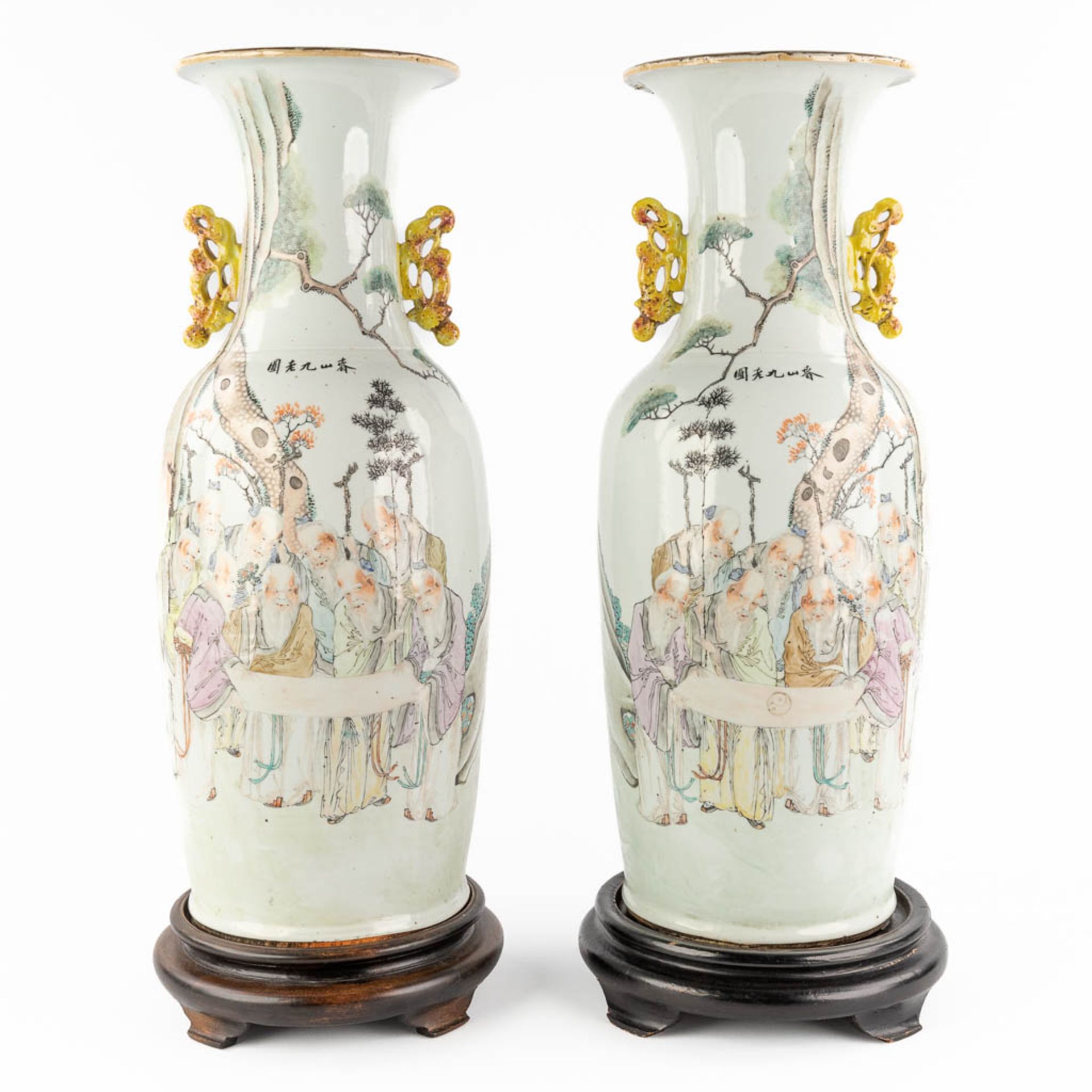 A pair of Chinese vases Qianjian cai, decor of wise men holding a cloth, signed Tu Ziqing. 19th/20th