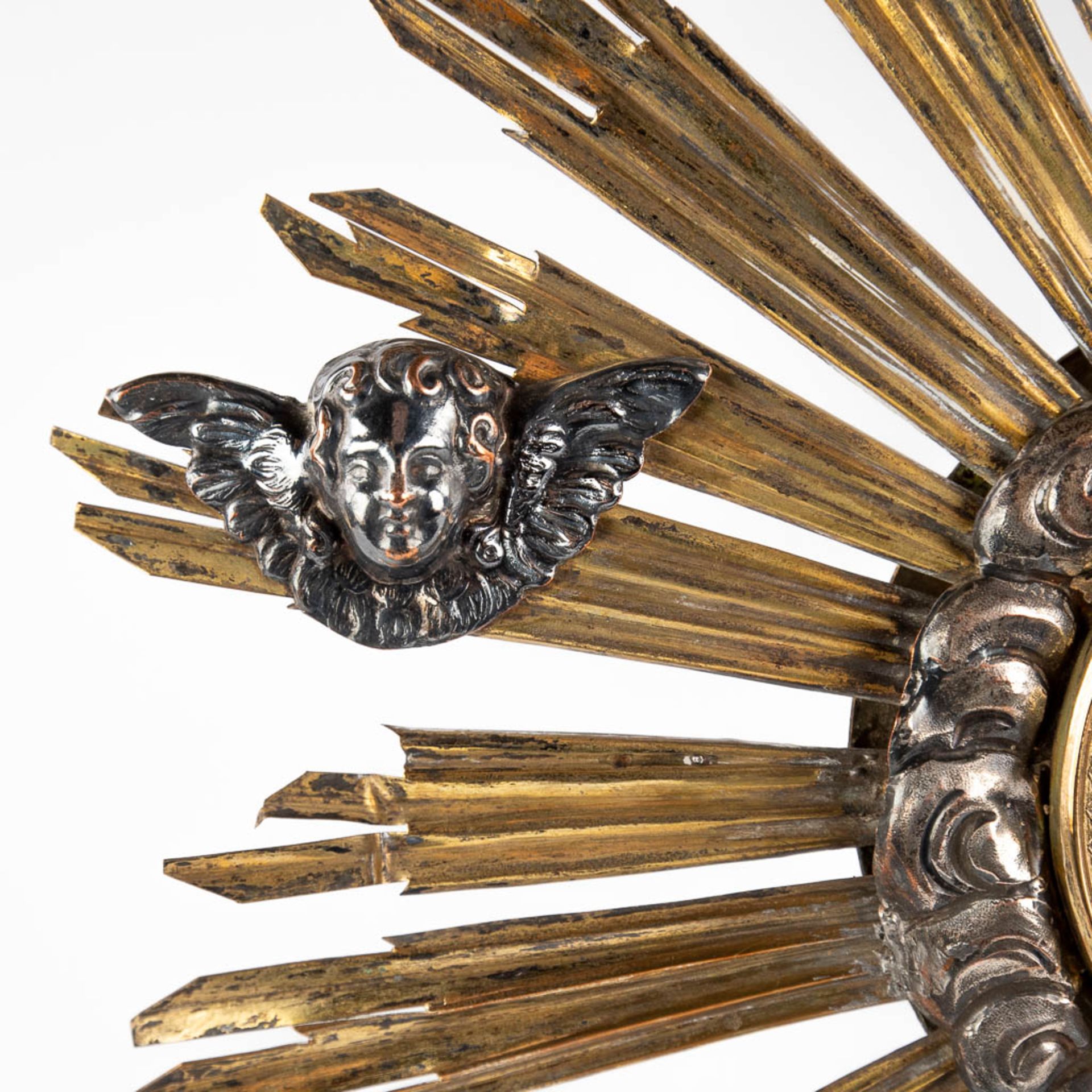 A sunburst monstrance, silver-plated metal and brass. Circa 1900. (D:15 x W:29 x H:57 cm) - Image 9 of 14