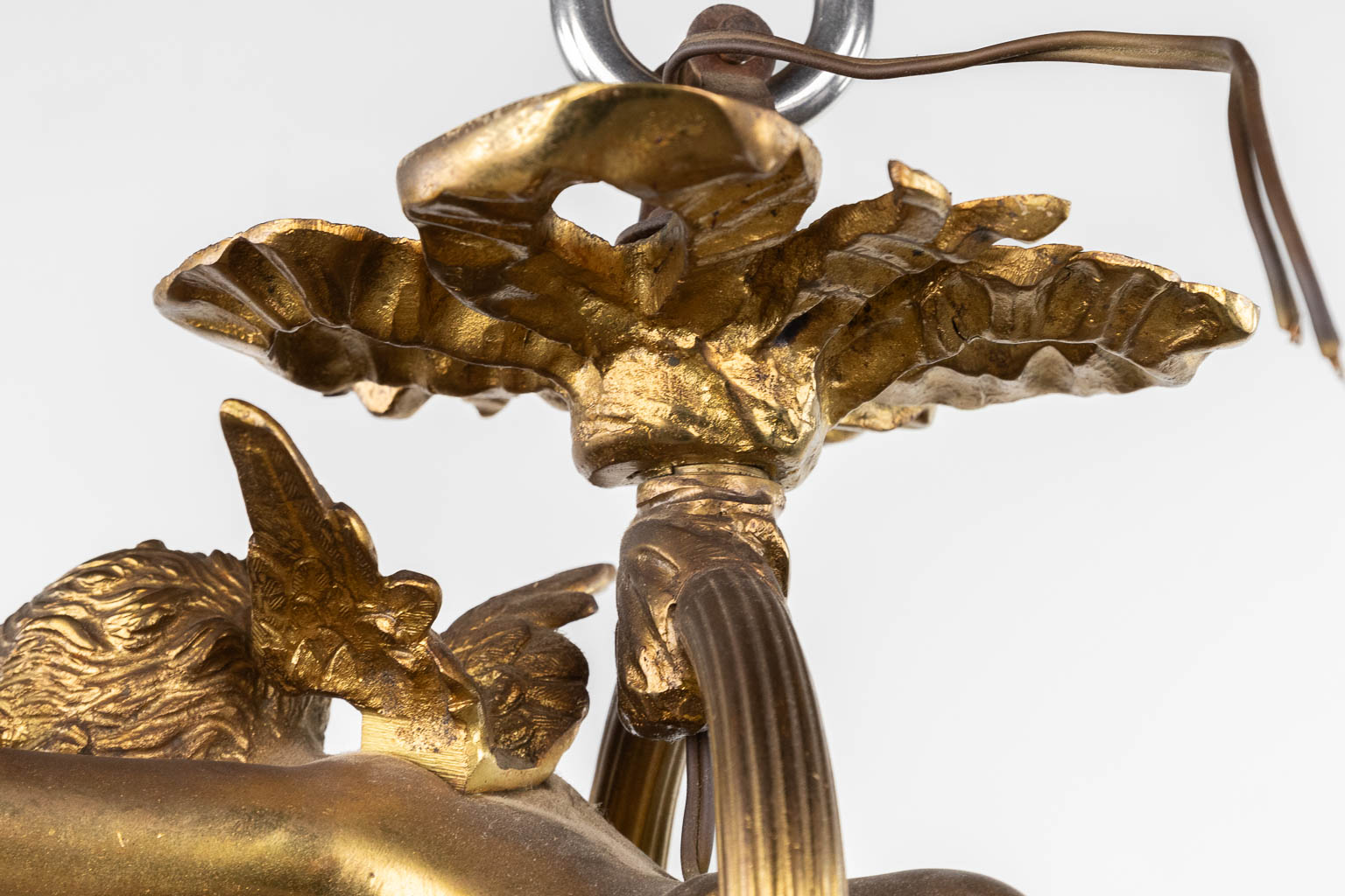 A chandelier with a putto, gilt brass decorated with branches and flowers. 20th C. (H:65 x D:56 cm) - Bild 11 aus 12