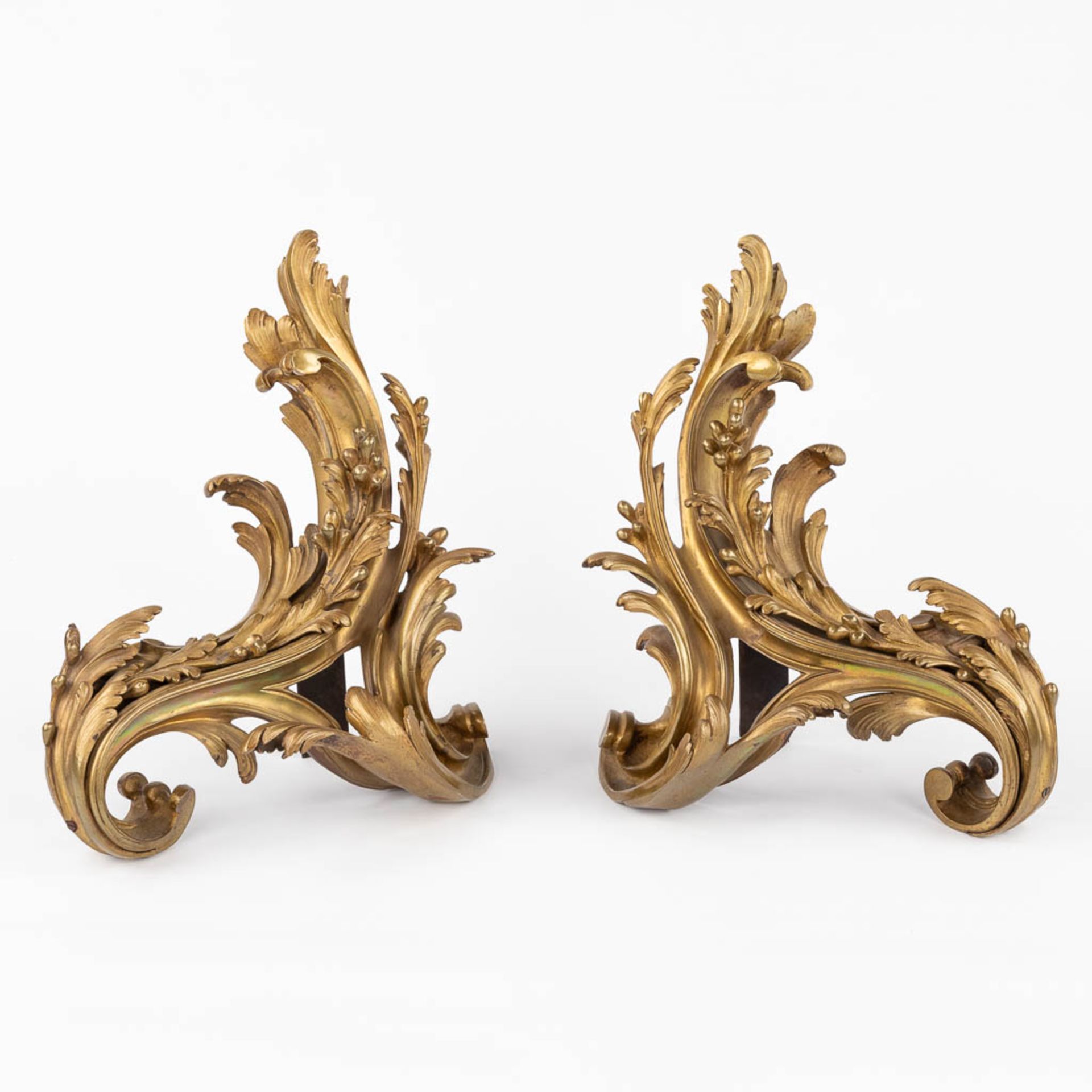 A pair of fireplace bucks, bronze in Louis XV style. 19th C. (W:31 x H:36 cm)