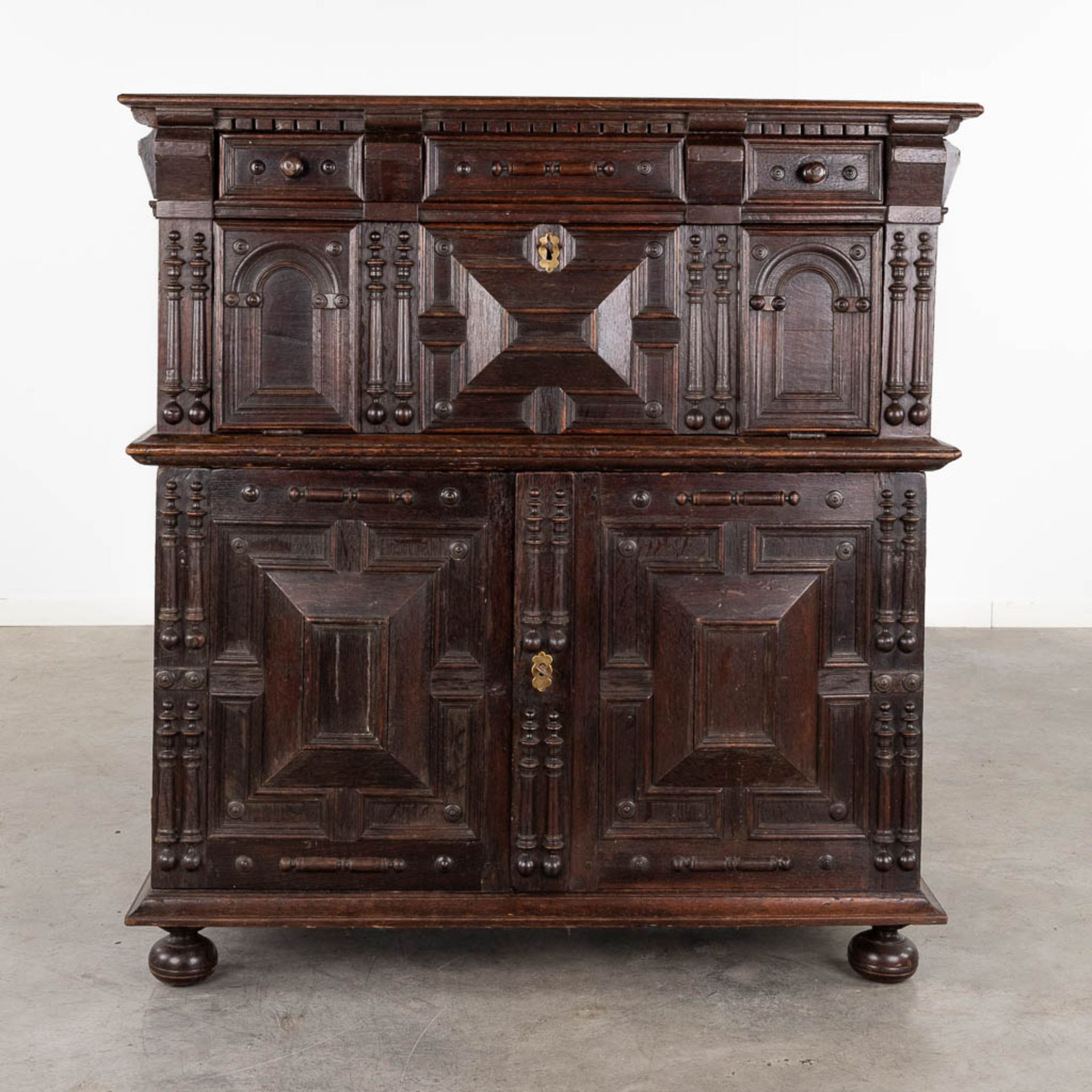 An antique cabinet with drop-down leaf, oak. 17th C. (D:62 x W:116 x H:123 cm) - Image 4 of 14