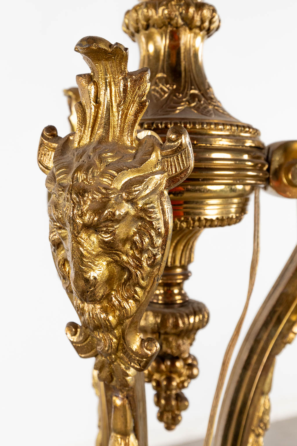 A floorlamp, bronze decorated with ram's heads and garlands in Louis XV style. (H:160 x D:53 cm) - Bild 8 aus 15