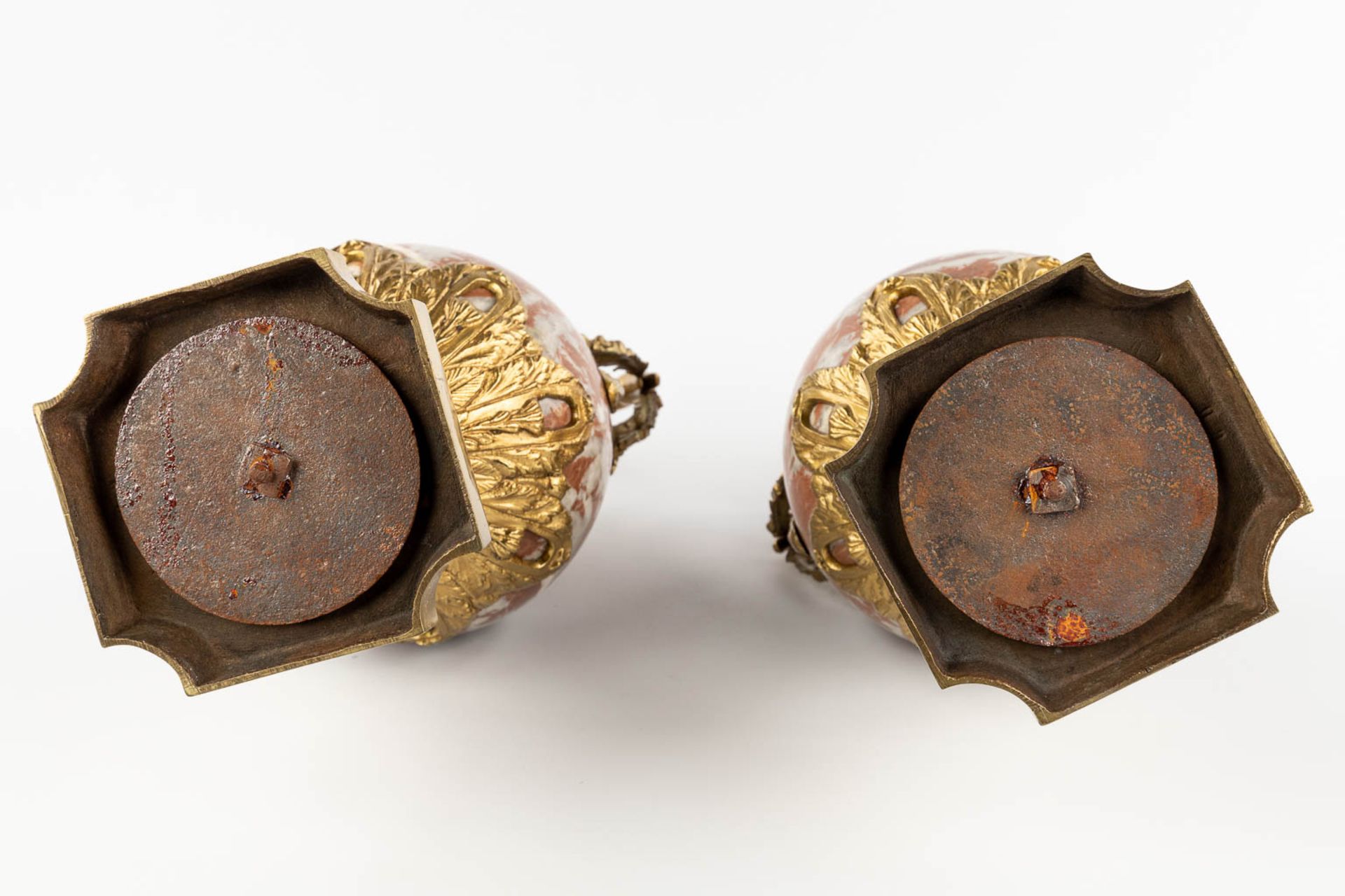 A pair of cassolettes, red and grey marble mounted with bronze in Empire style. (D:18 x W:23 x H:54  - Bild 8 aus 13