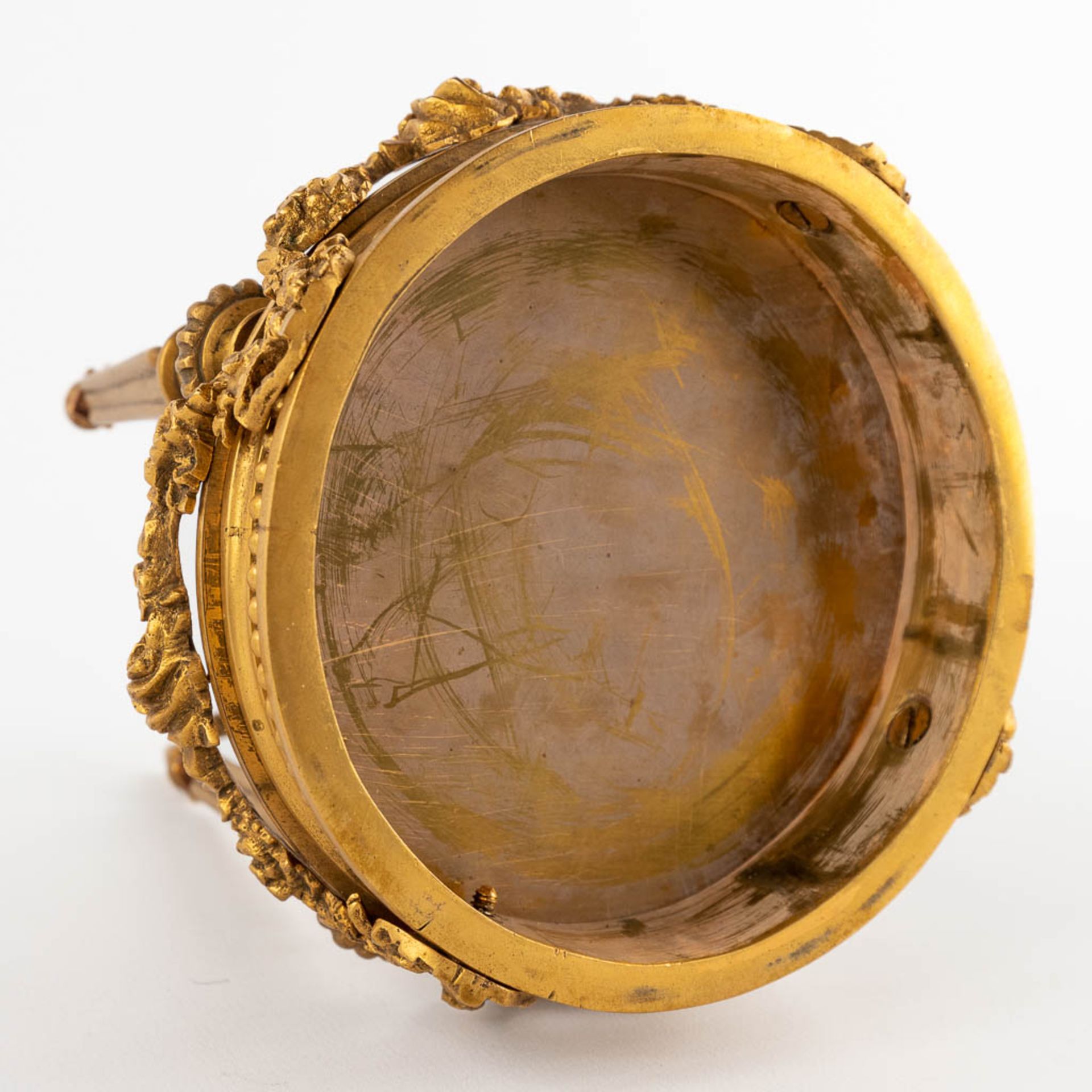A miniature side table, gilt bronze, decorated with finely chiselled garlands, Louis XVI style. 19th - Bild 12 aus 13
