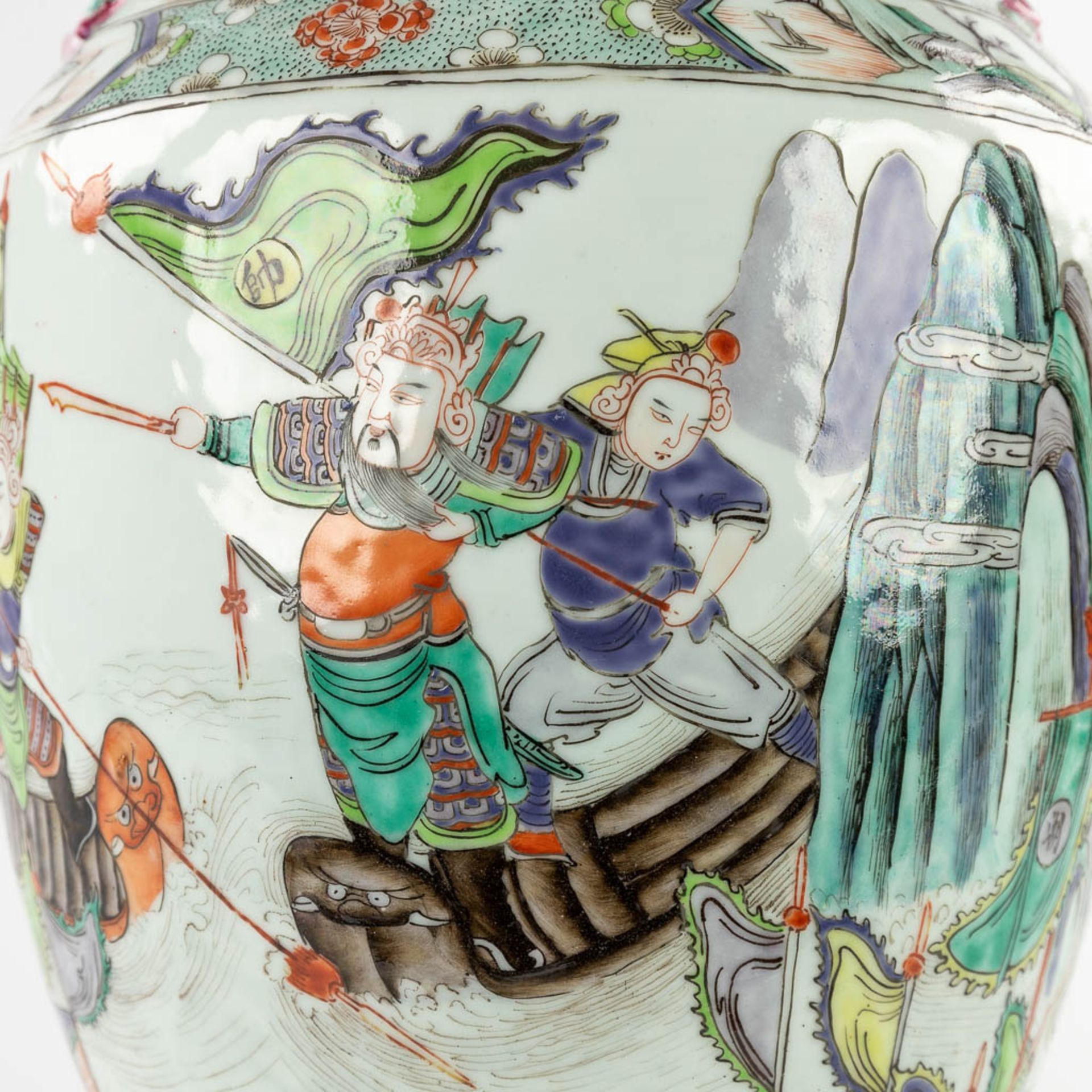A pair of Chinese Famille Rose vases decorated with warriors in ships. 19th/20th C. (H:62 x D:26 cm) - Image 14 of 17