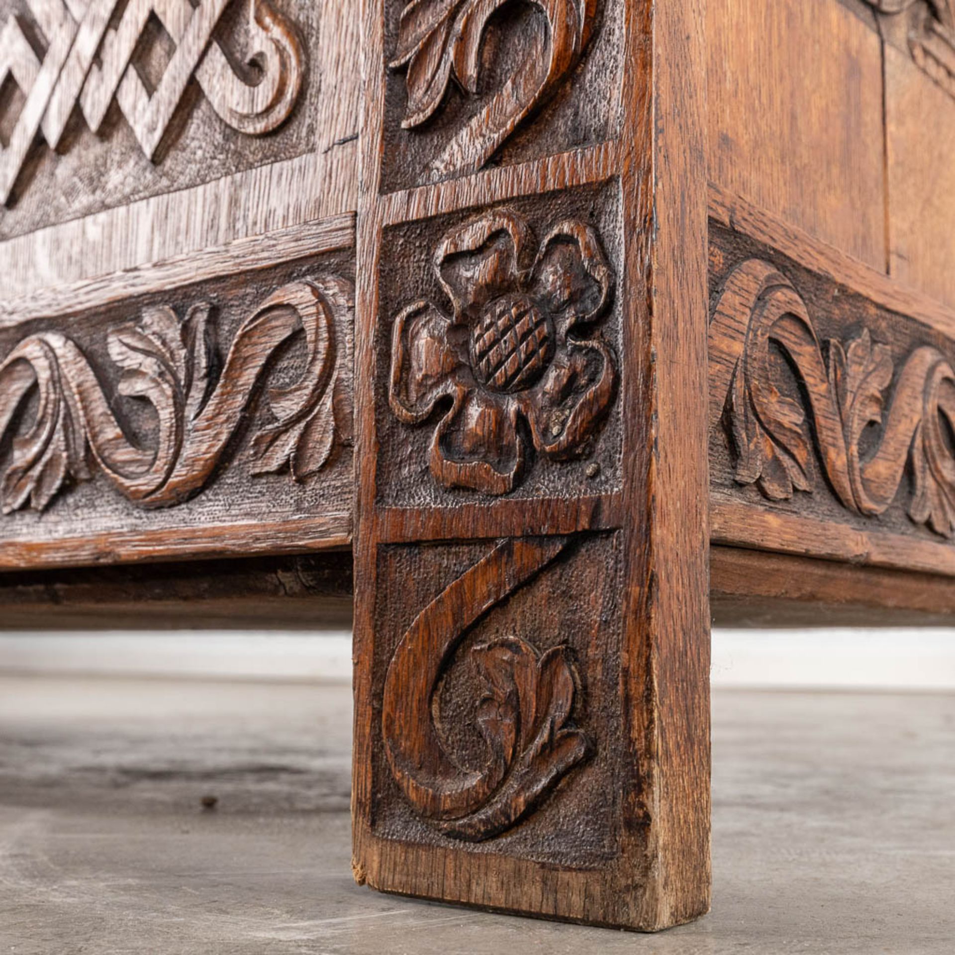 An antique and decorative chest with wood-sculptures. (D:56 x W:122 x H:82 cm) - Image 14 of 15