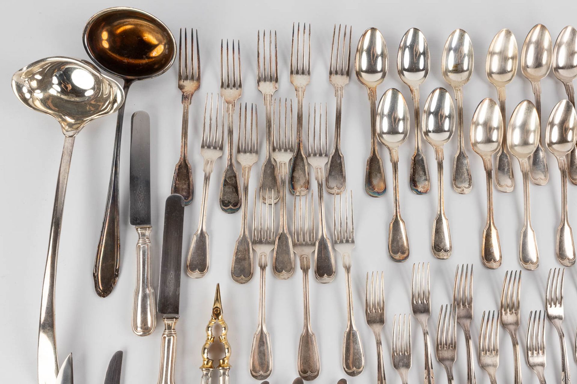 A large collection of serving accessories and cutlery, silver-plated metal. (W:35 cm) - Image 9 of 9