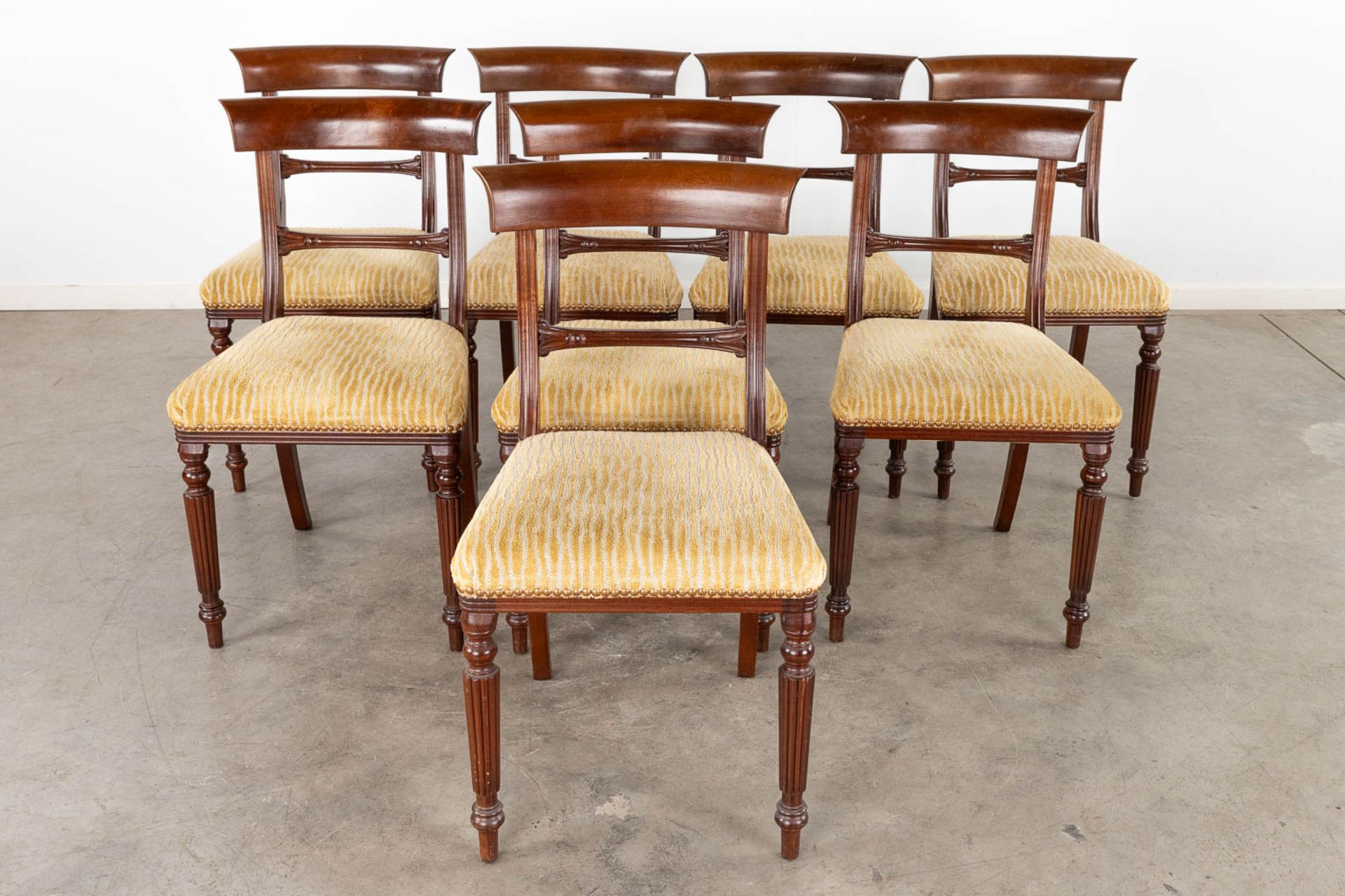 An extendible table, 6 chairs and two armchairs, Mahogany. England. 20th C. (D:144 x W:144 x H:75 cm - Image 17 of 22