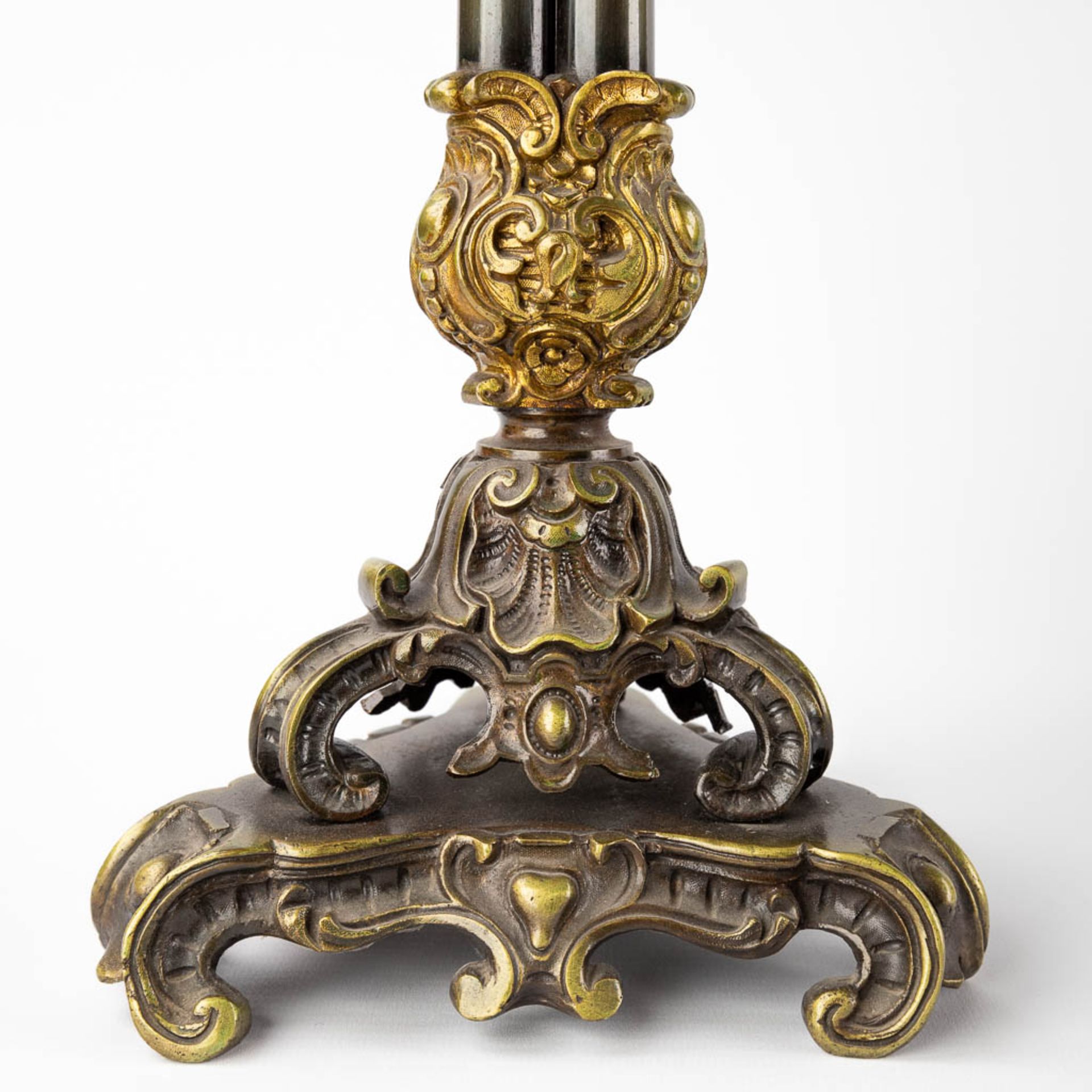 A three-piece mantle garniture clock and candelabra. Clock with an image of Mercury/Hermès. 19th C. - Bild 9 aus 14