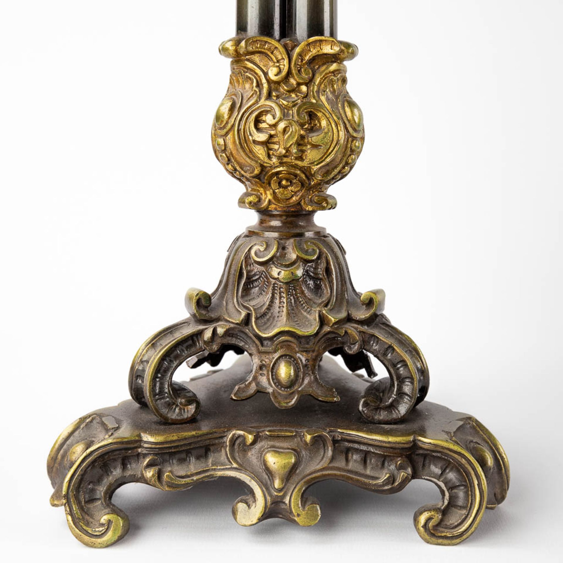 A three-piece mantle garniture clock and candelabra. Clock with an image of Mercury/Hermès. 19th C. - Image 9 of 14