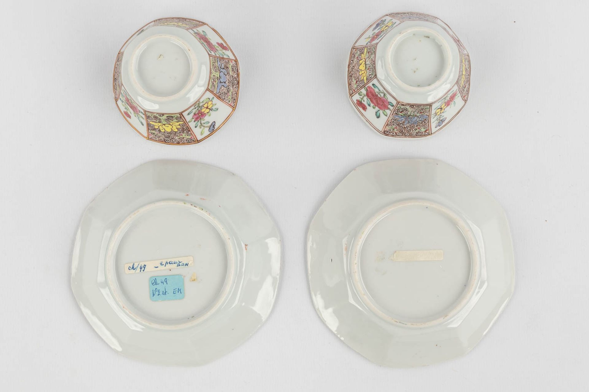A collection of Chinese and Japanese porcelain, Imari, Blue-white, Famille Rose. 19th/20th C. (D:21 - Image 13 of 19