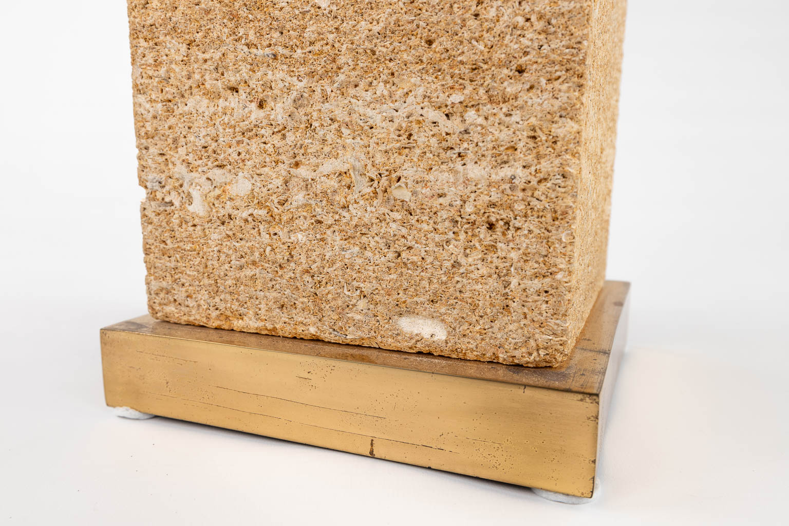 A travertine table lamp, in the style of Camille Breesche. (D:36 x W:36 x H:86 cm) - Bild 11 aus 11