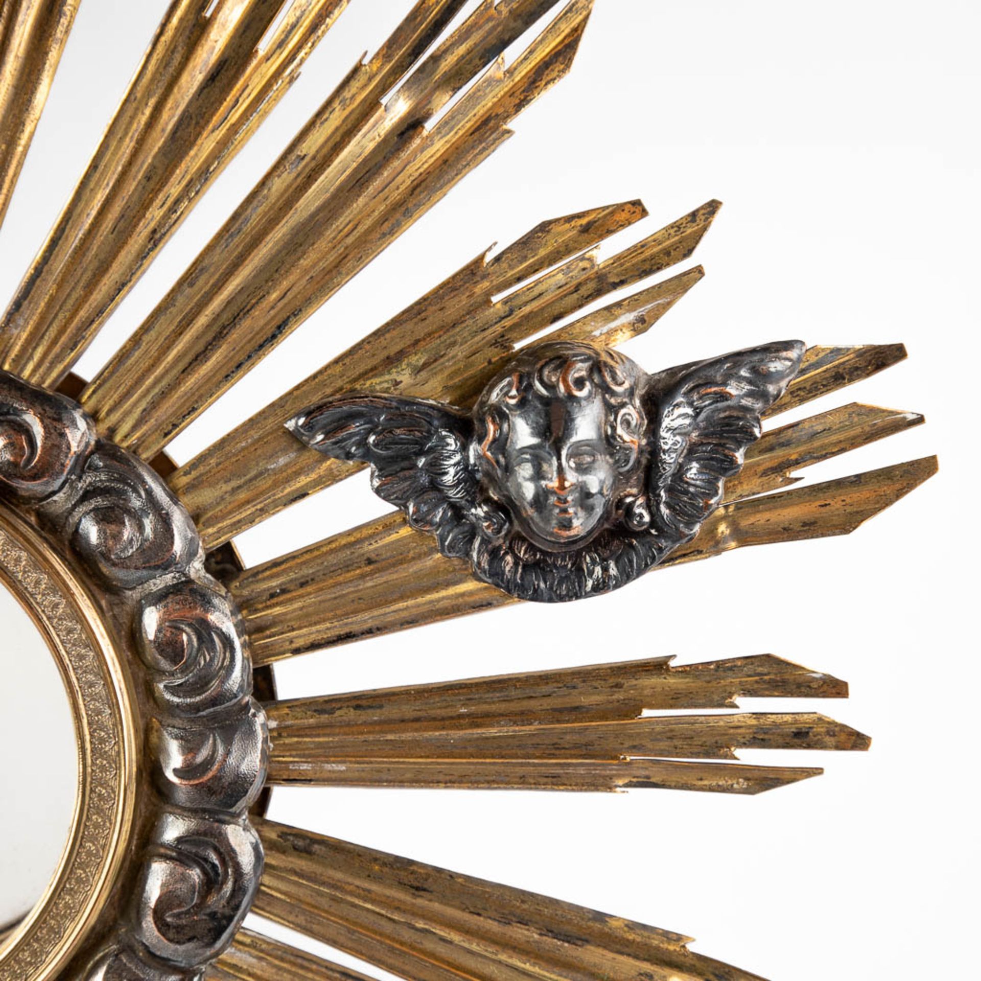 A sunburst monstrance, silver-plated metal and brass. Circa 1900. (D:15 x W:29 x H:57 cm) - Image 10 of 14