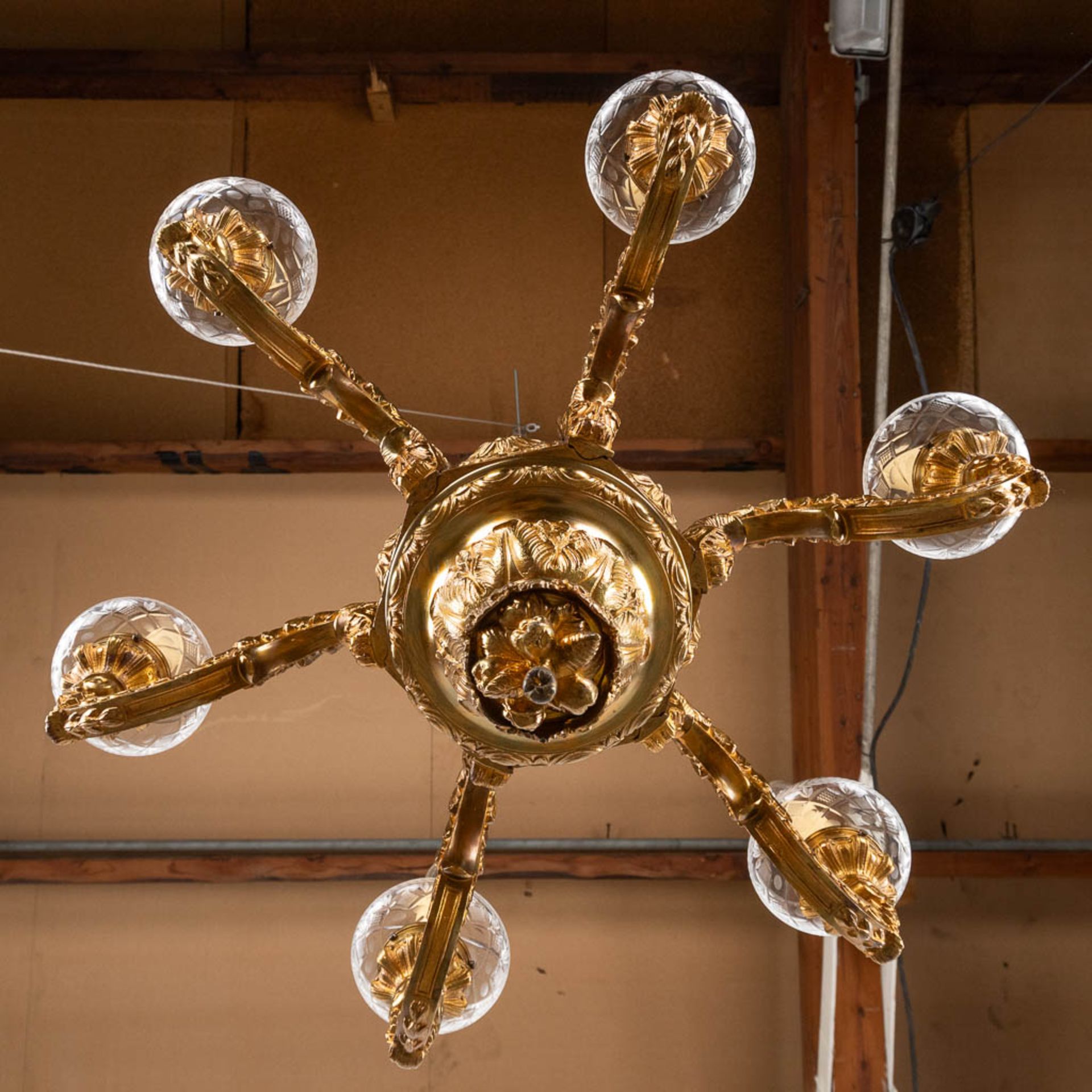 A large chandelier made of gilt bronze, 20th C. (H:72 x D:70 cm) - Bild 10 aus 10
