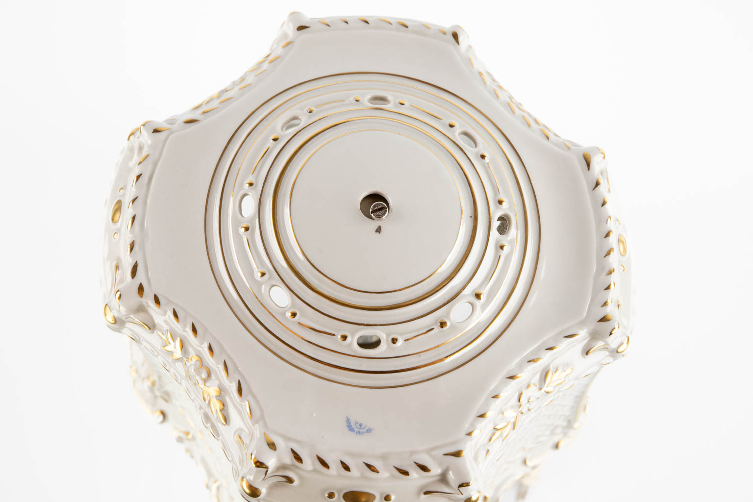 Plaue, a polychrome porcelain table lamp with porcelain shade. 20th C. (H:46 x D:28,5 cm) - Bild 11 aus 17
