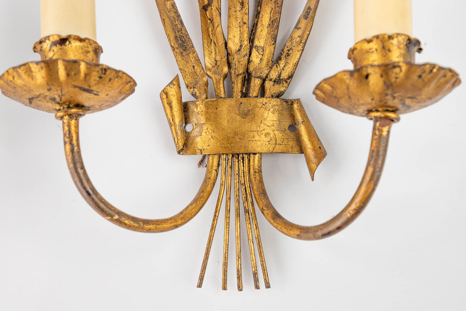 A decorative pair of vintage 'Reeds' wall lamps, gilt metal, Circa 1960. (W:35 x H:48 cm) - Bild 5 aus 7